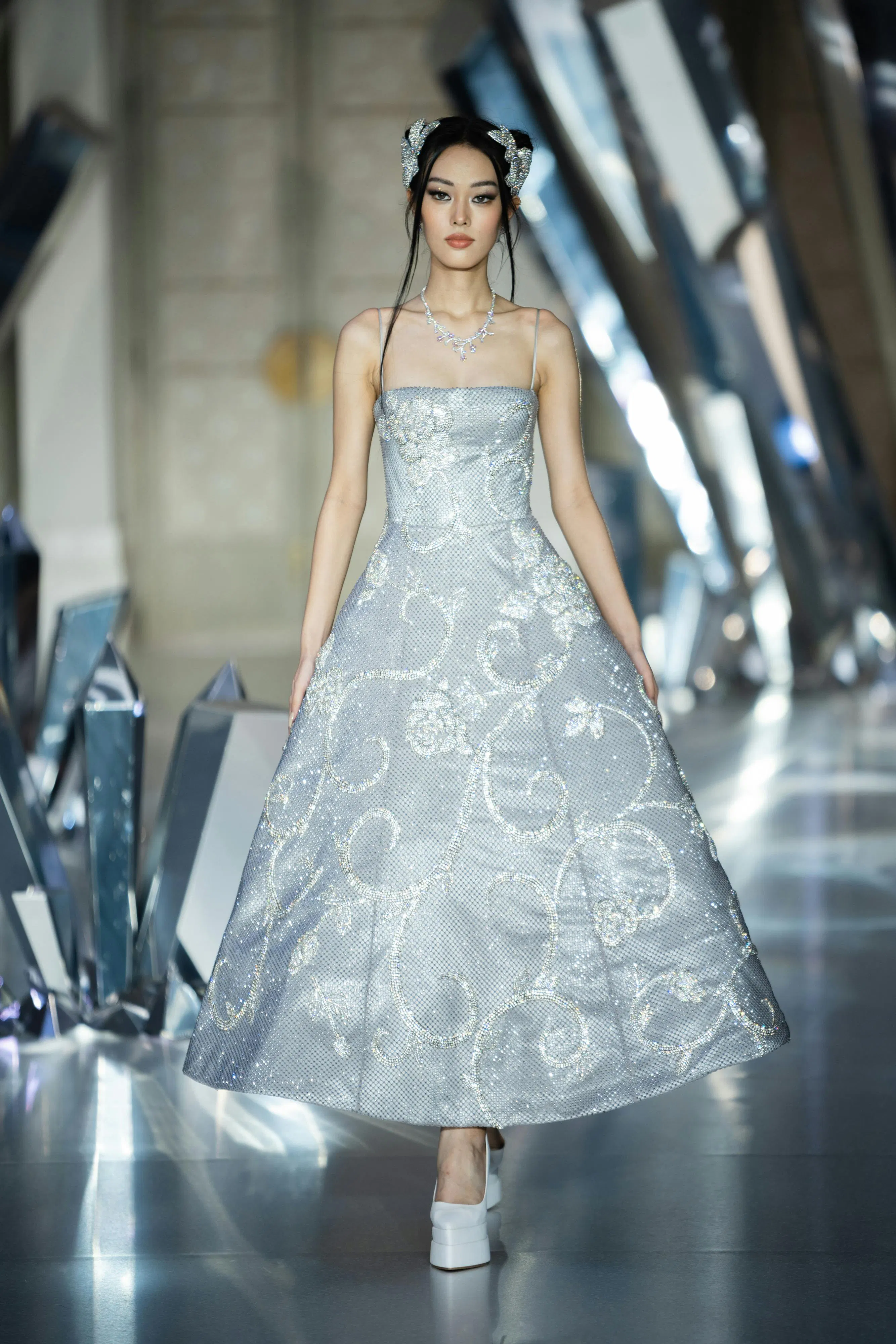 Chung Thanh Phong hiện thực hóa giấc mơ thời trang với 80 thiết kế Haute Couture limited