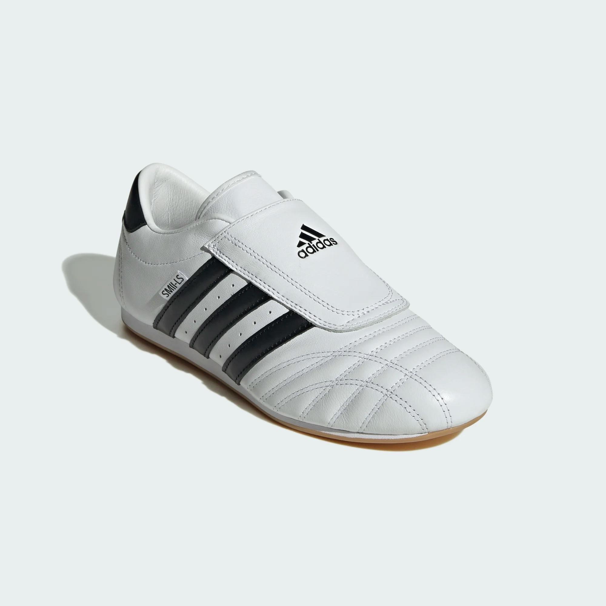 Giày thể thao adidas