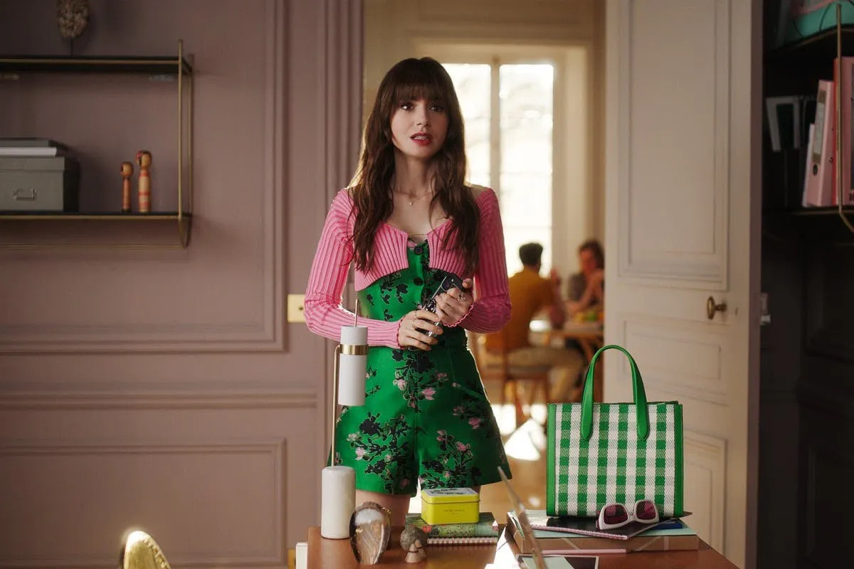 Rực rỡ hay thanh lịch? Điểm danh loạt túi xách trong Emily in Paris
