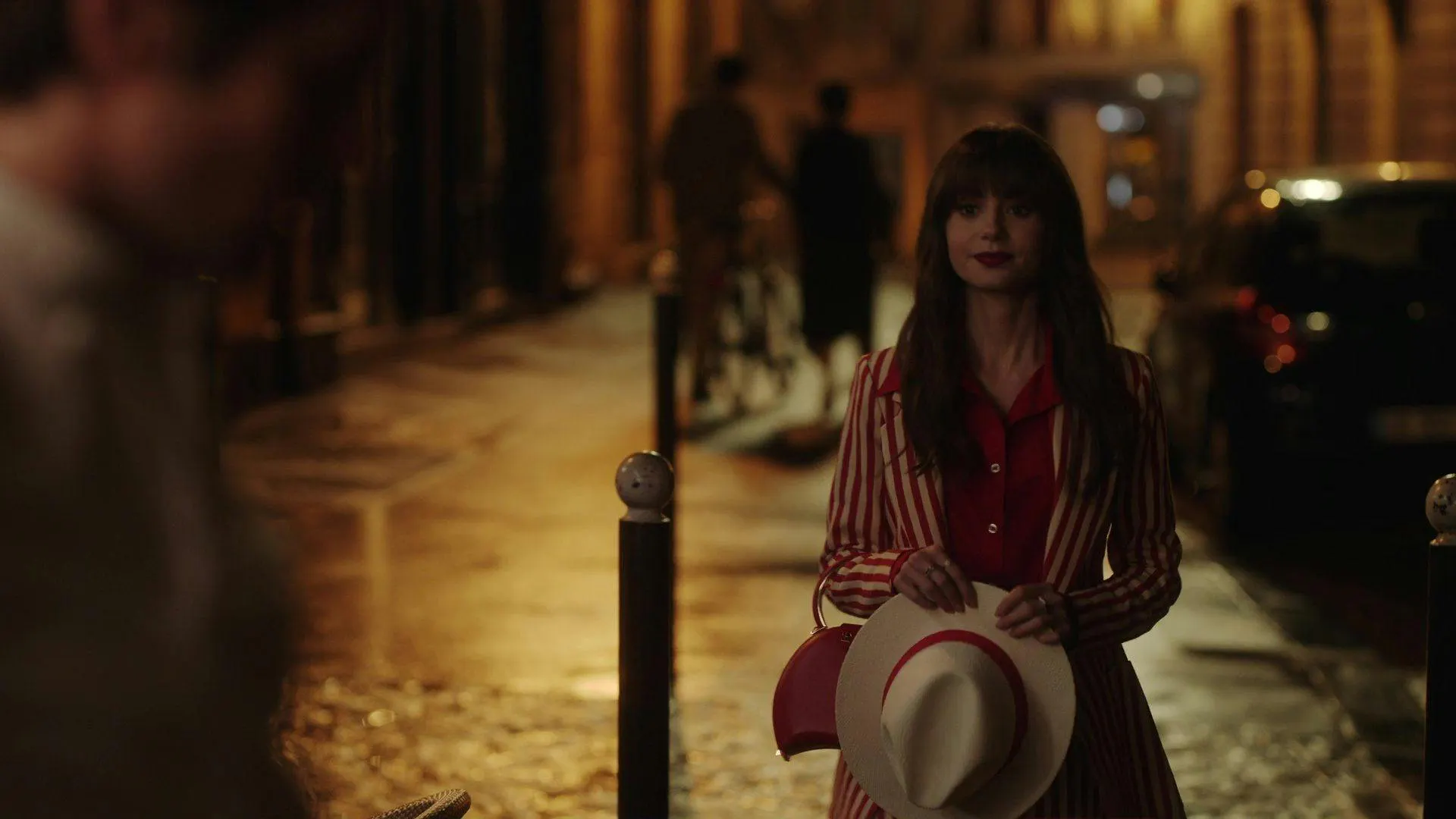 Rực rỡ hay thanh lịch? Điểm danh loạt túi xa xỉ trong Emily in Paris mùa 4