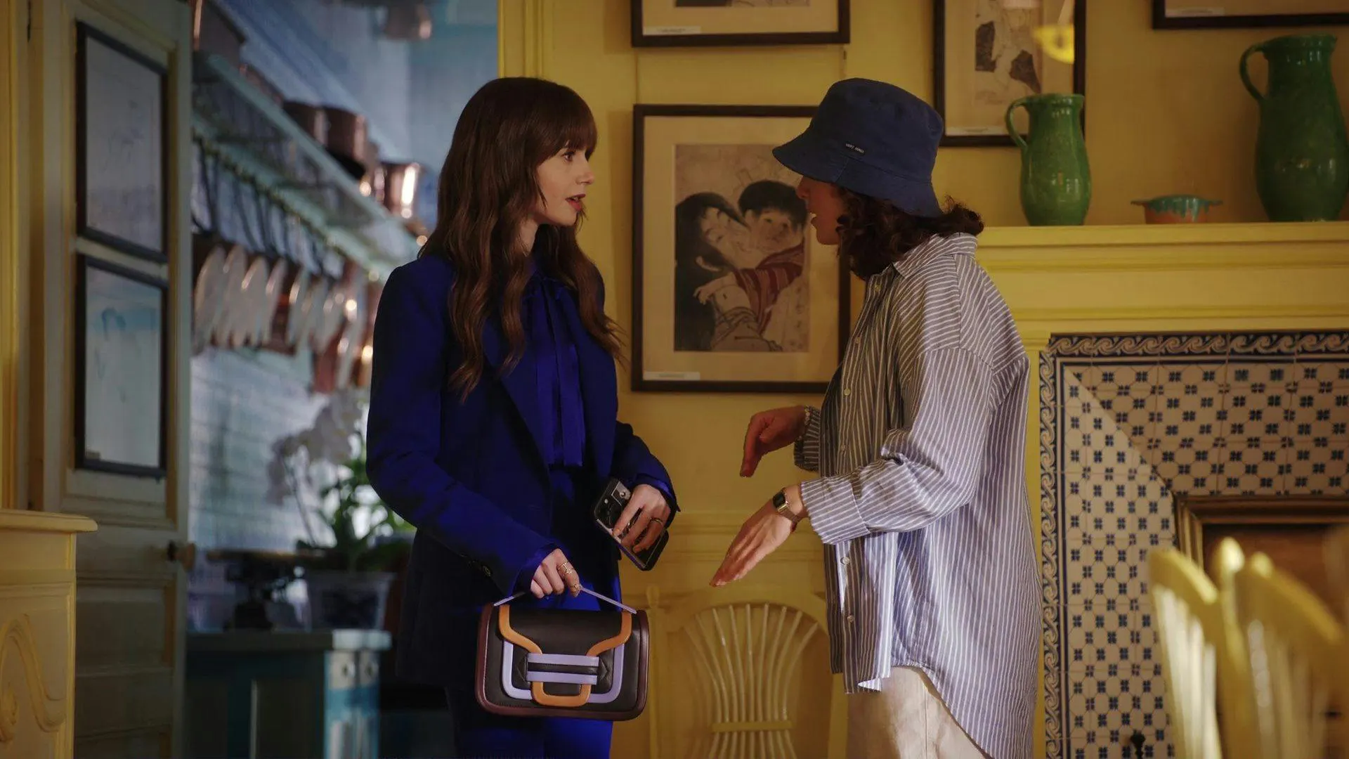 Rực rỡ hay thanh lịch? Điểm danh loạt túi xa xỉ trong Emily in Paris mùa 4