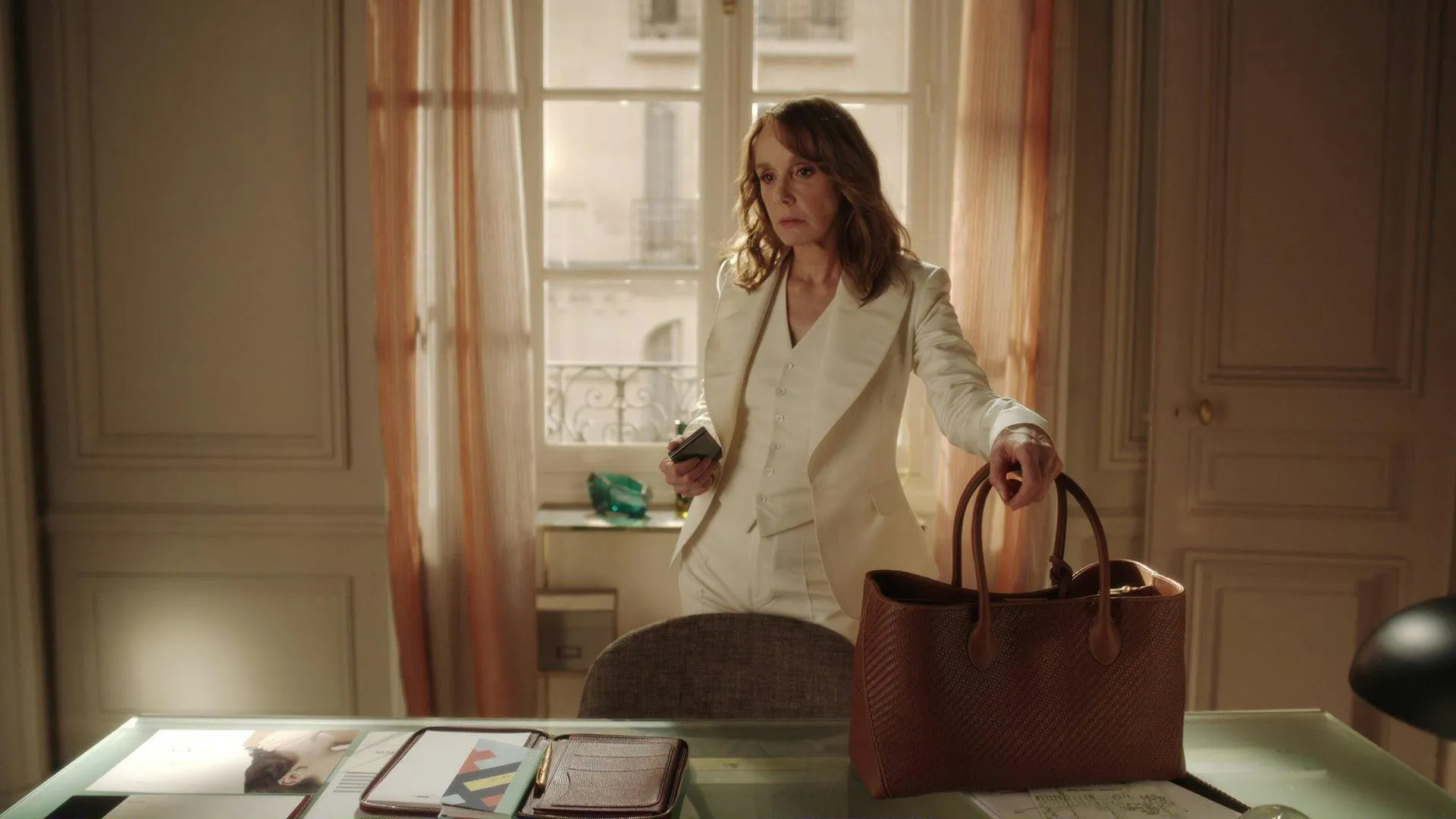 Rực rỡ hay thanh lịch? Điểm danh loạt túi xa xỉ trong Emily in Paris mùa 4
