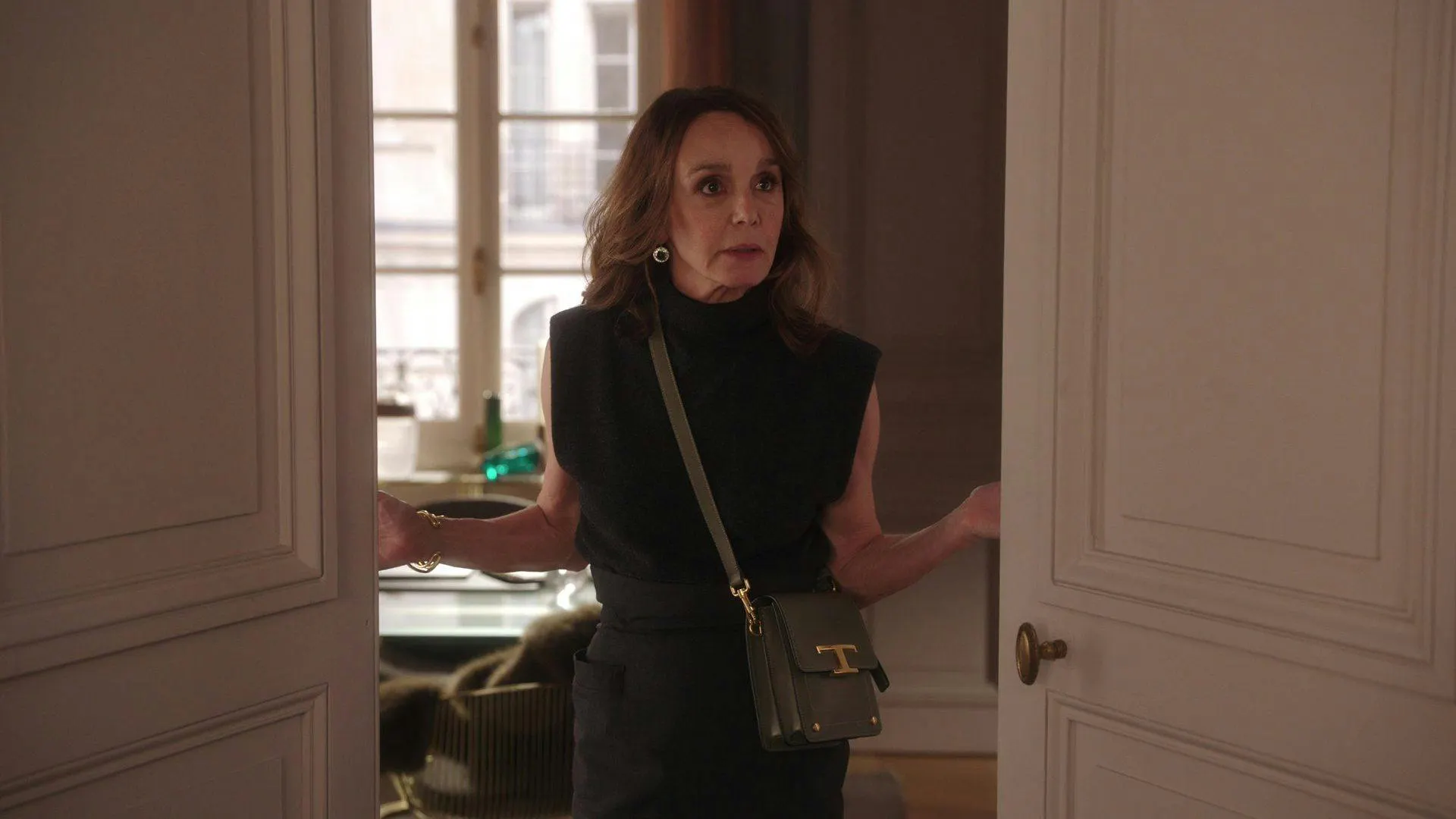 Rực rỡ hay thanh lịch? Điểm danh loạt túi xa xỉ trong Emily in Paris mùa 4