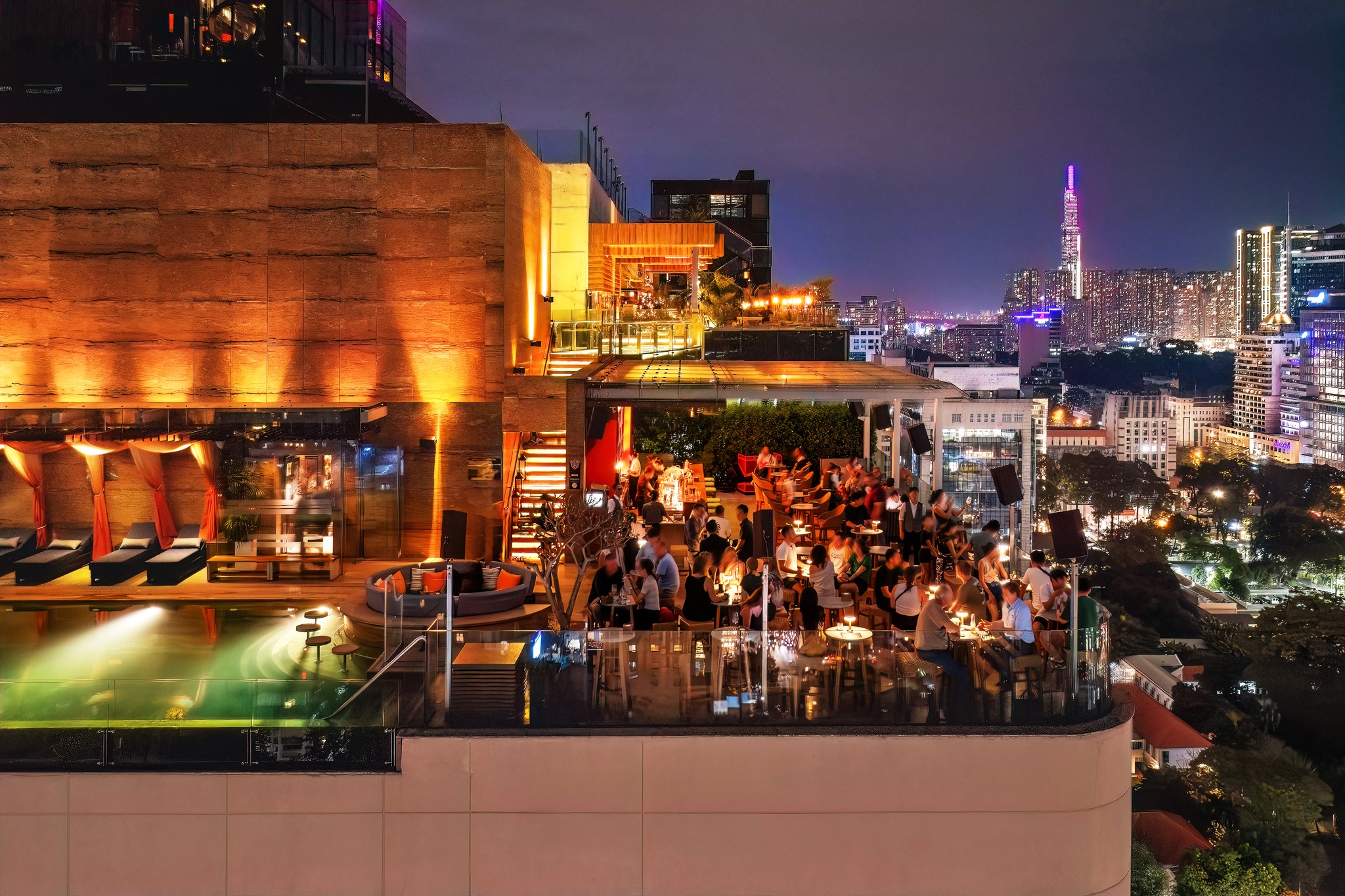 Sài Gòn thu nhỏ trong tầm mắt với 5 rooftop đỉnh cao cho những "tâm hồn xê dịch"