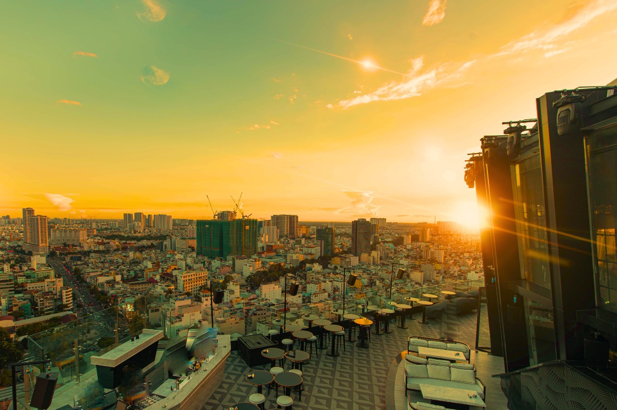 Sài Gòn thu nhỏ trong tầm mắt với 5 rooftop đỉnh cao cho những "tâm hồn xê dịch"