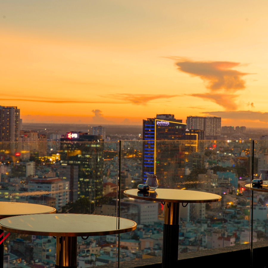 Sài Gòn thu nhỏ trong tầm mắt với 5 rooftop đỉnh cao cho những "tâm hồn xê dịch"