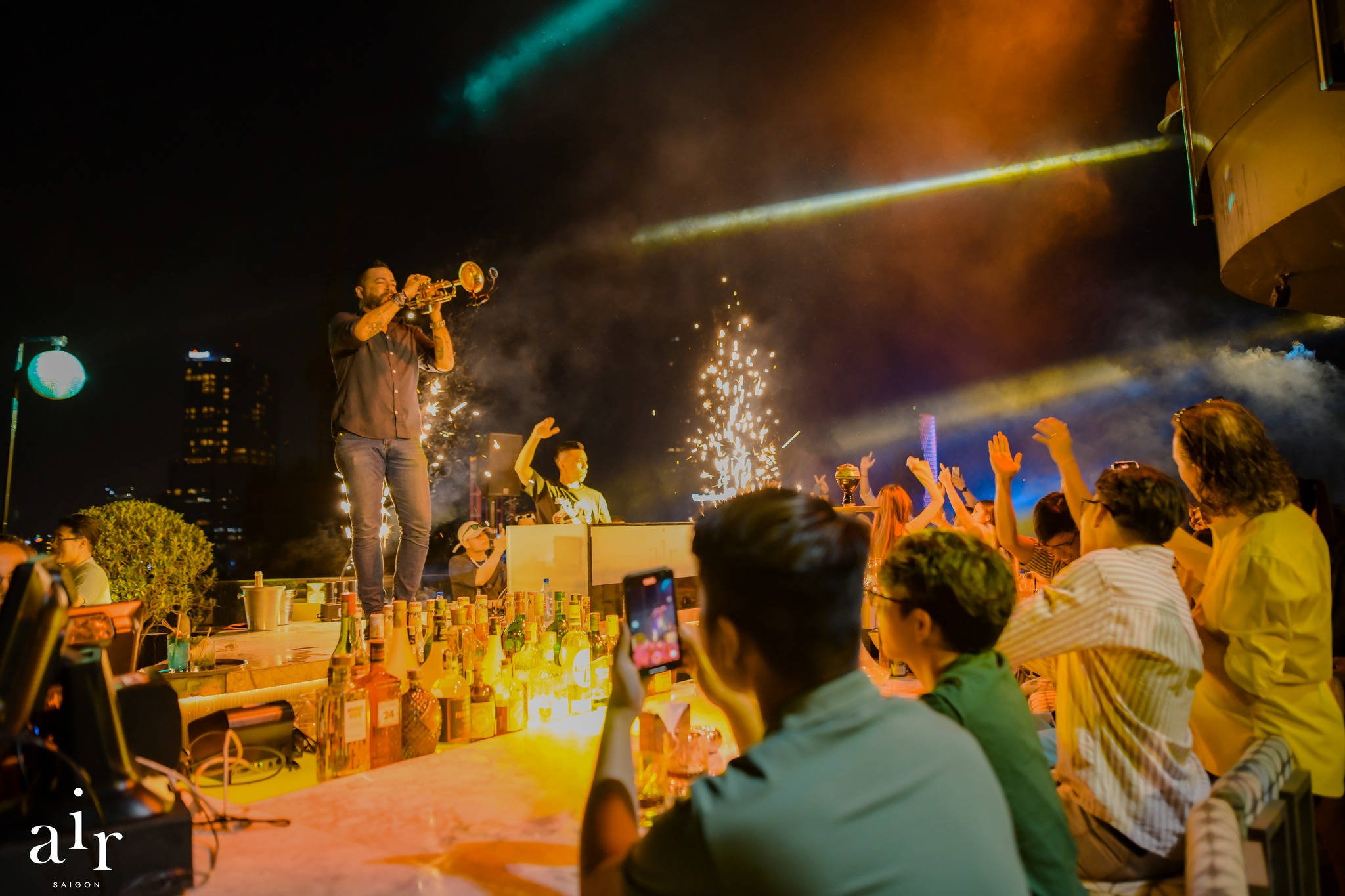 Sài Gòn thu nhỏ trong tầm mắt với 5 rooftop đỉnh cao cho những "tâm hồn xê dịch"