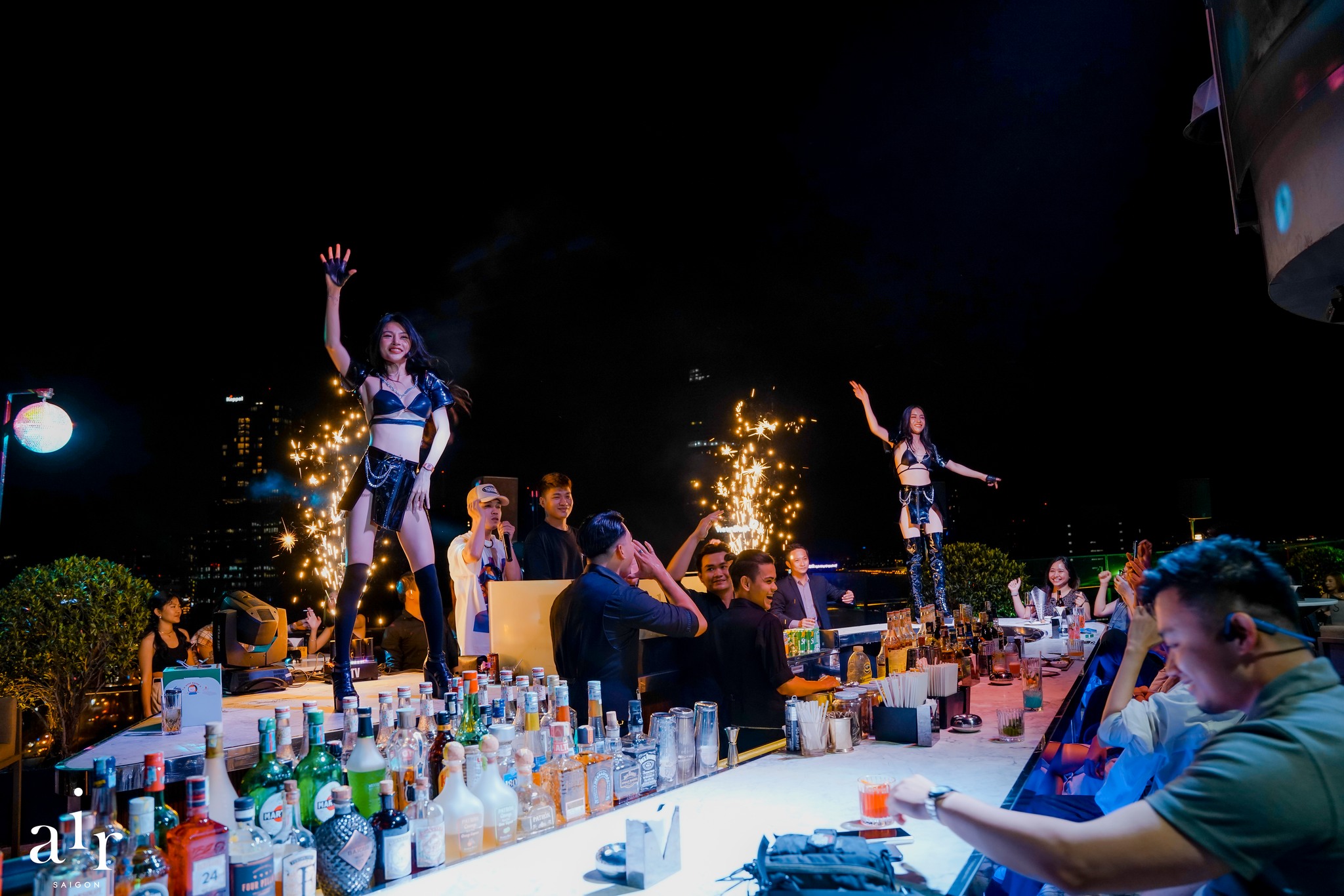 Sài Gòn thu nhỏ trong tầm mắt với 5 rooftop đỉnh cao cho những "tâm hồn xê dịch"