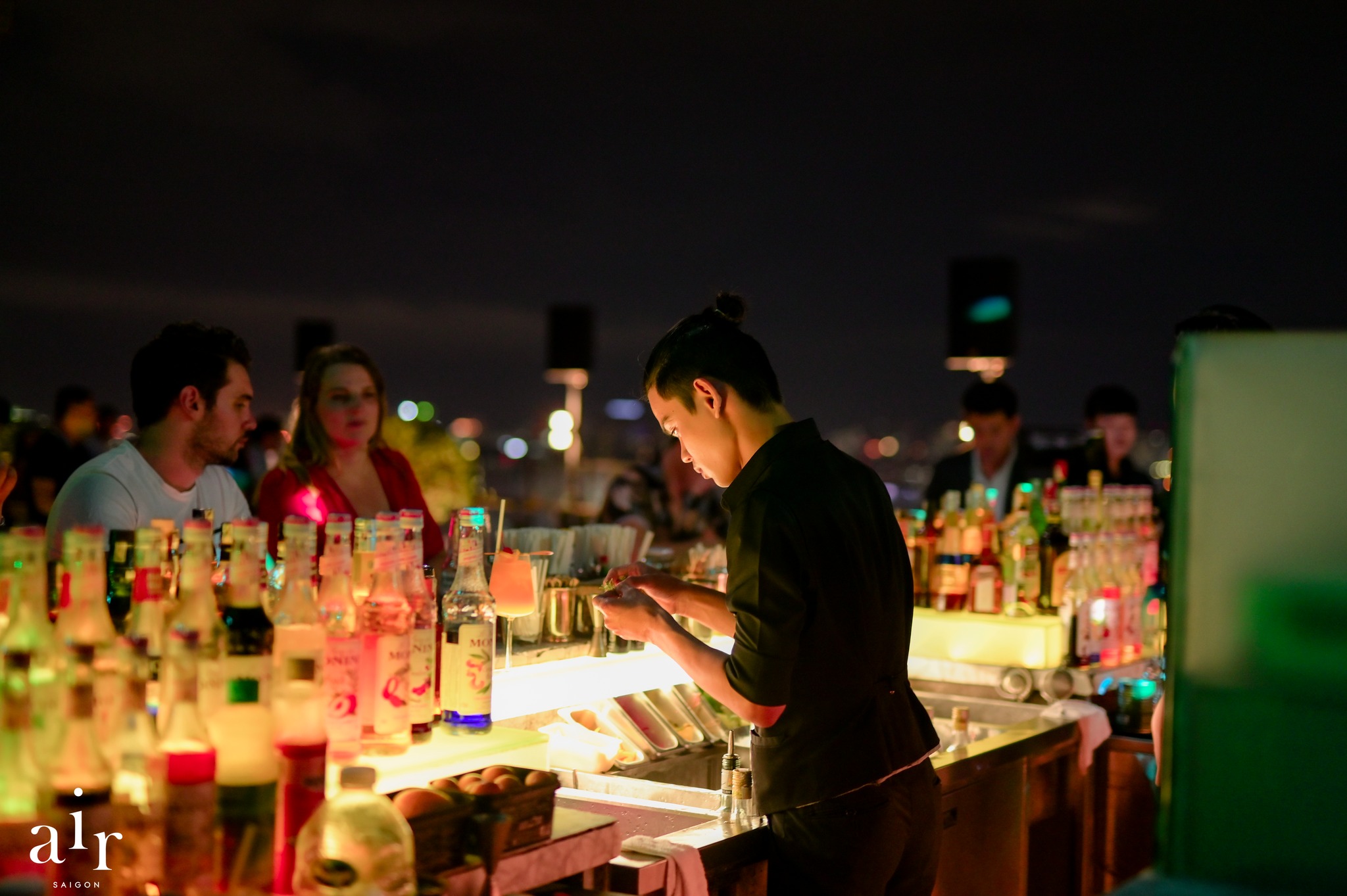 Sài Gòn thu nhỏ trong tầm mắt với 5 rooftop đỉnh cao cho những "tâm hồn xê dịch"