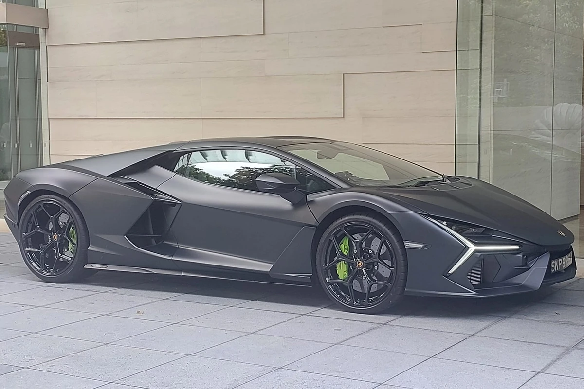 Loạt siêu xe Lamborghini Revuelto có mặt tại Singapore