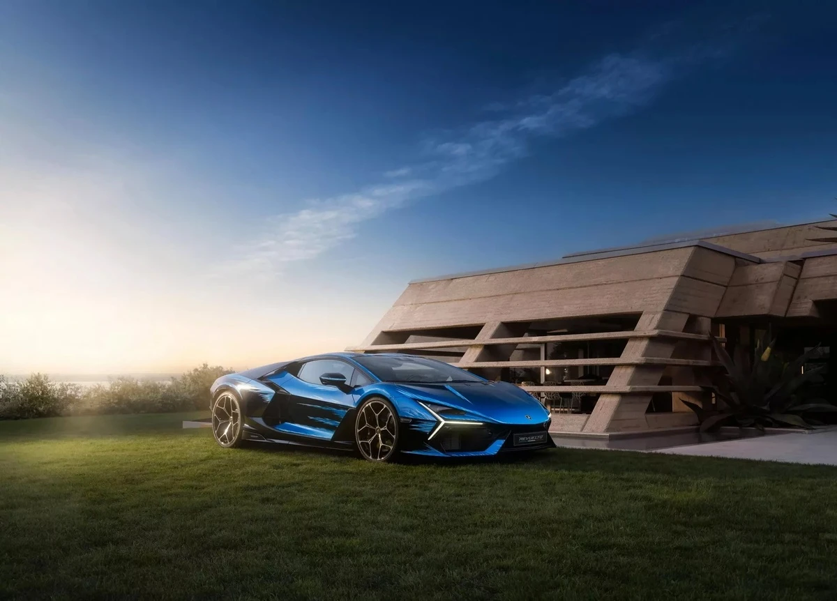 Siêu xe Lamborghini Revuelto với màu sơn tốn gần 500 giờ thực hiện