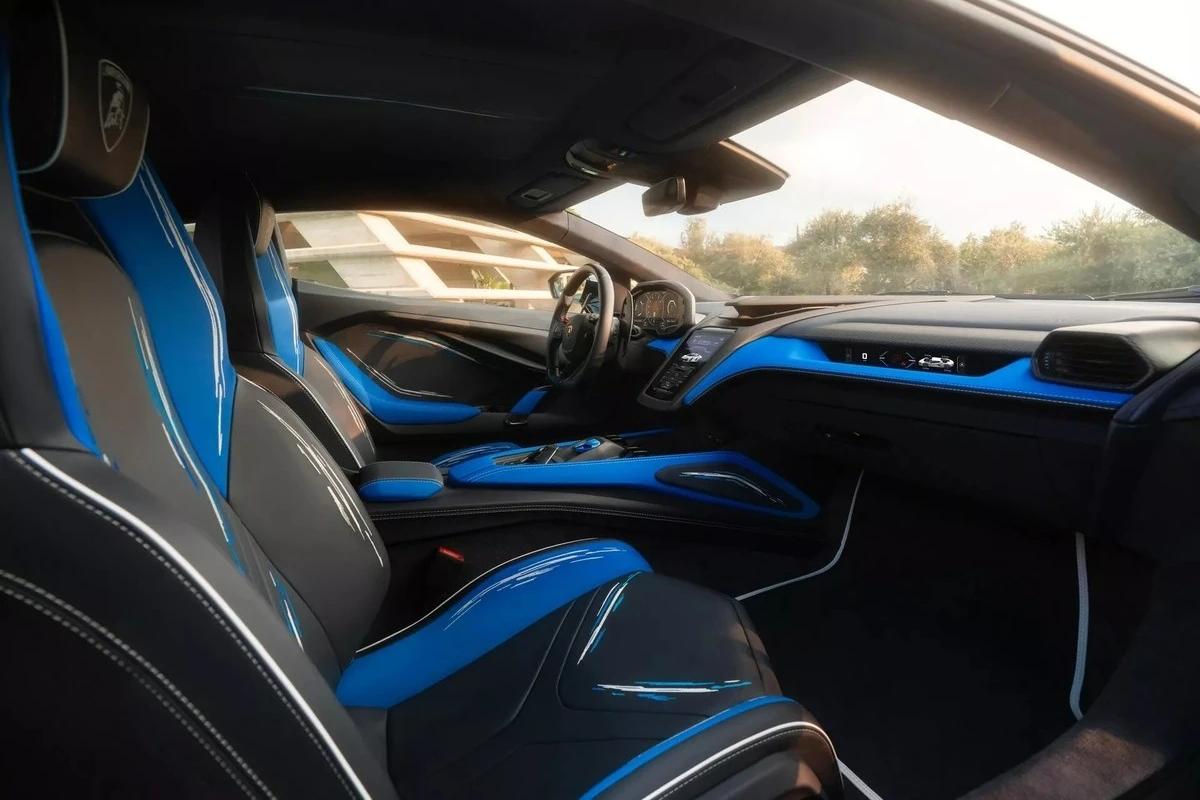 Siêu xe Lamborghini Revuelto với màu sơn tốn gần 500 giờ thực hiện