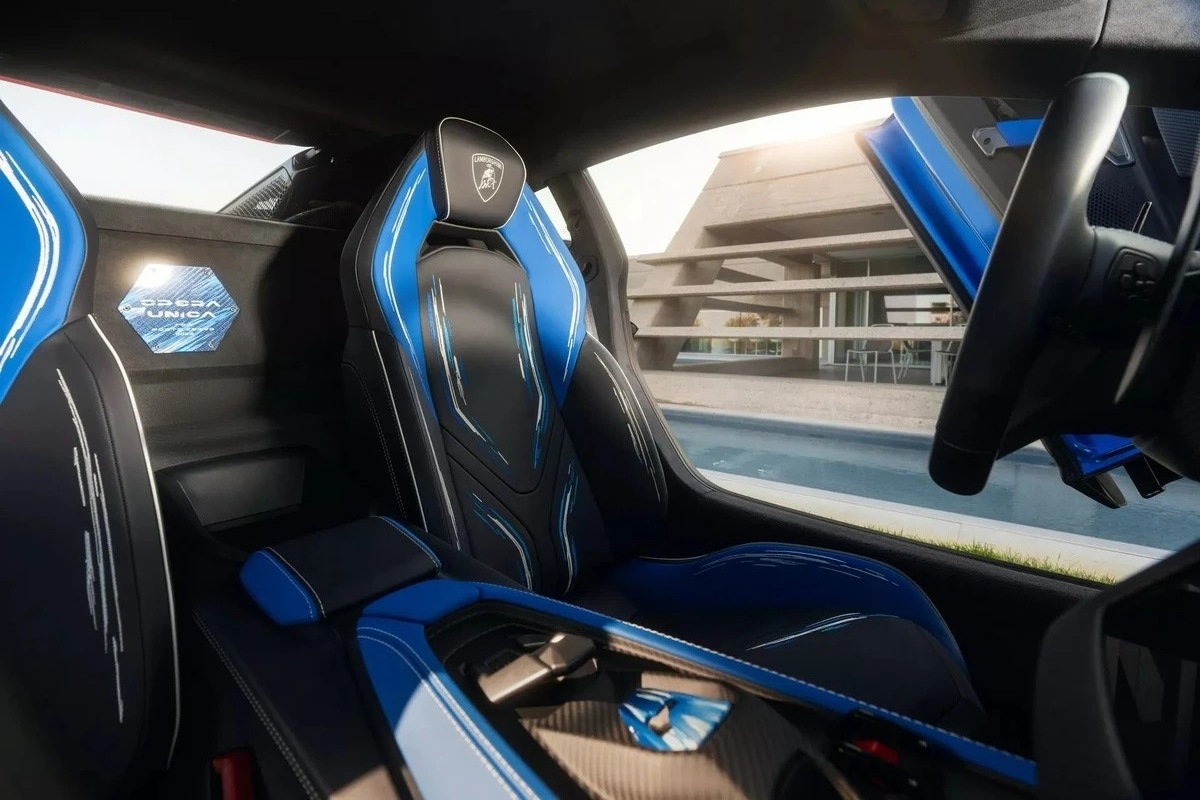 Siêu xe Lamborghini Revuelto với màu sơn tốn gần 500 giờ thực hiện