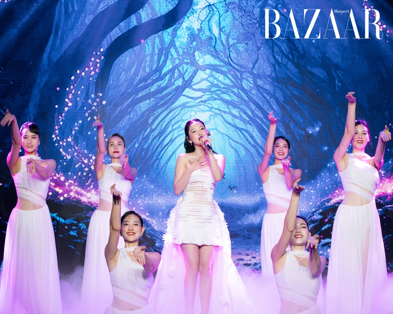 Chi Pu hát live