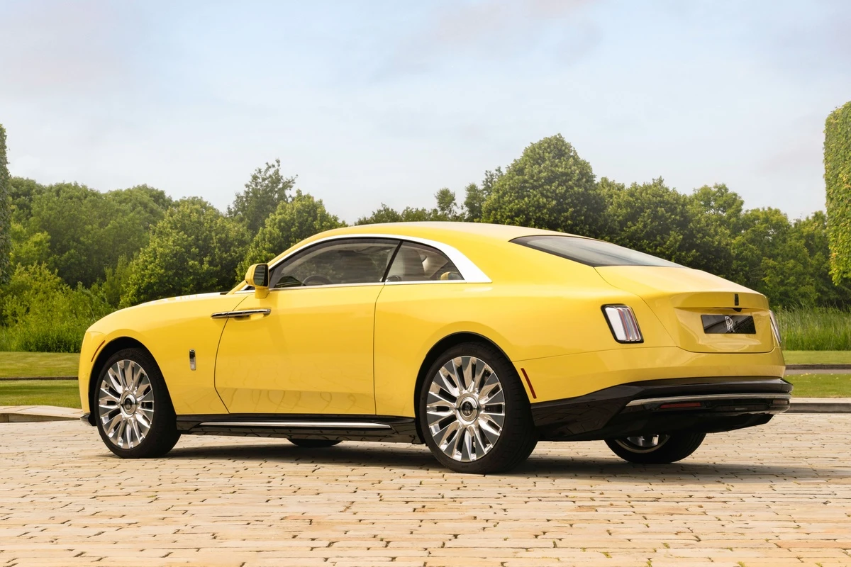 Rolls-Royce Spectre Semaphore sở hữu phối màu độc nhất thế giới