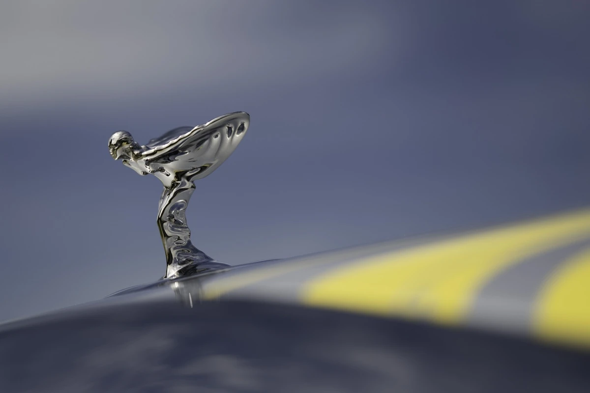 Rolls-Royce Spectre Semaphore sở hữu phối màu độc nhất thế giới
