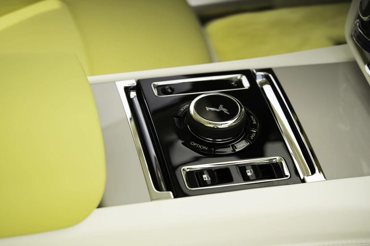 Rolls-Royce Spectre Semaphore sở hữu phối màu độc nhất thế giới