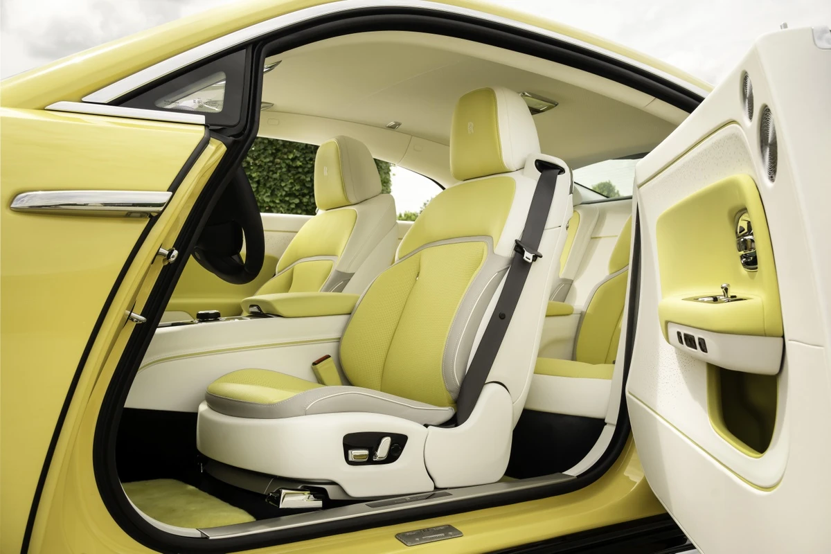 Rolls-Royce Spectre Semaphore sở hữu phối màu độc nhất thế giới