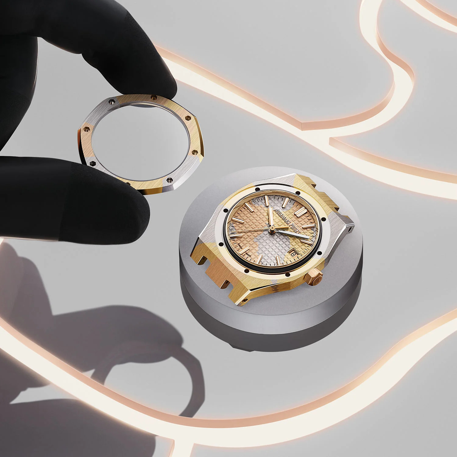 Audemars Piguet giới thiệu chất liệu hợp kim vàng mang họa tiết camo hoàn toàn mới