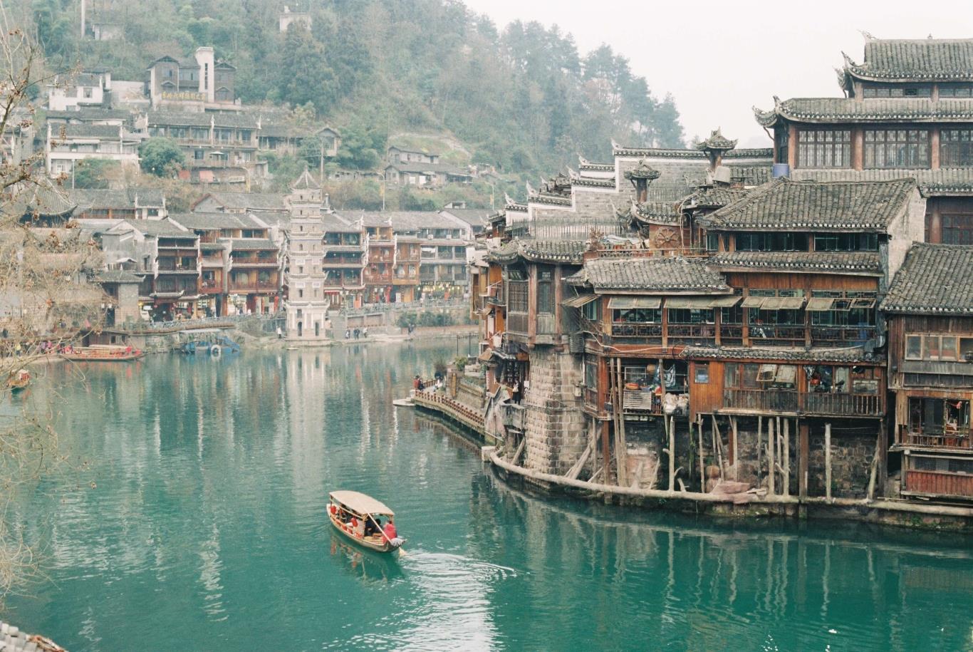 Khám phá Phượng Hoàng Cổ Trấn