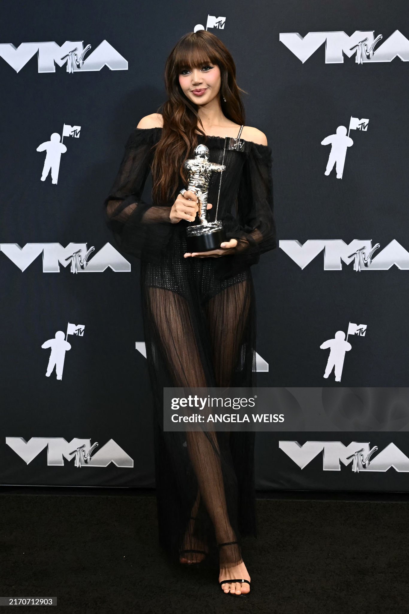 Lisa hát nhép