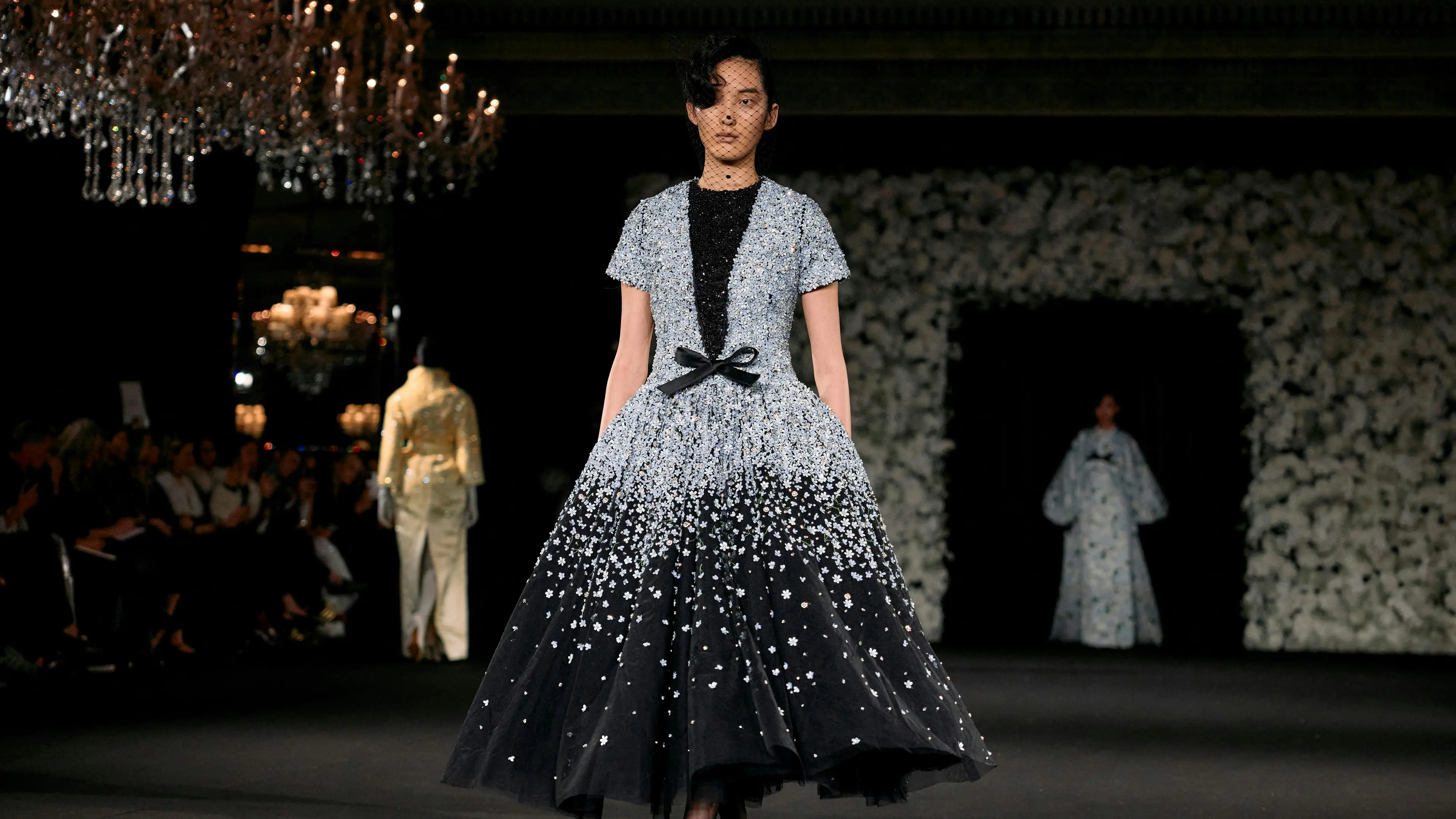 Richard Quinn RTW SS25: Công trình đồ sộ của những chiếc váy cưới cao cấp