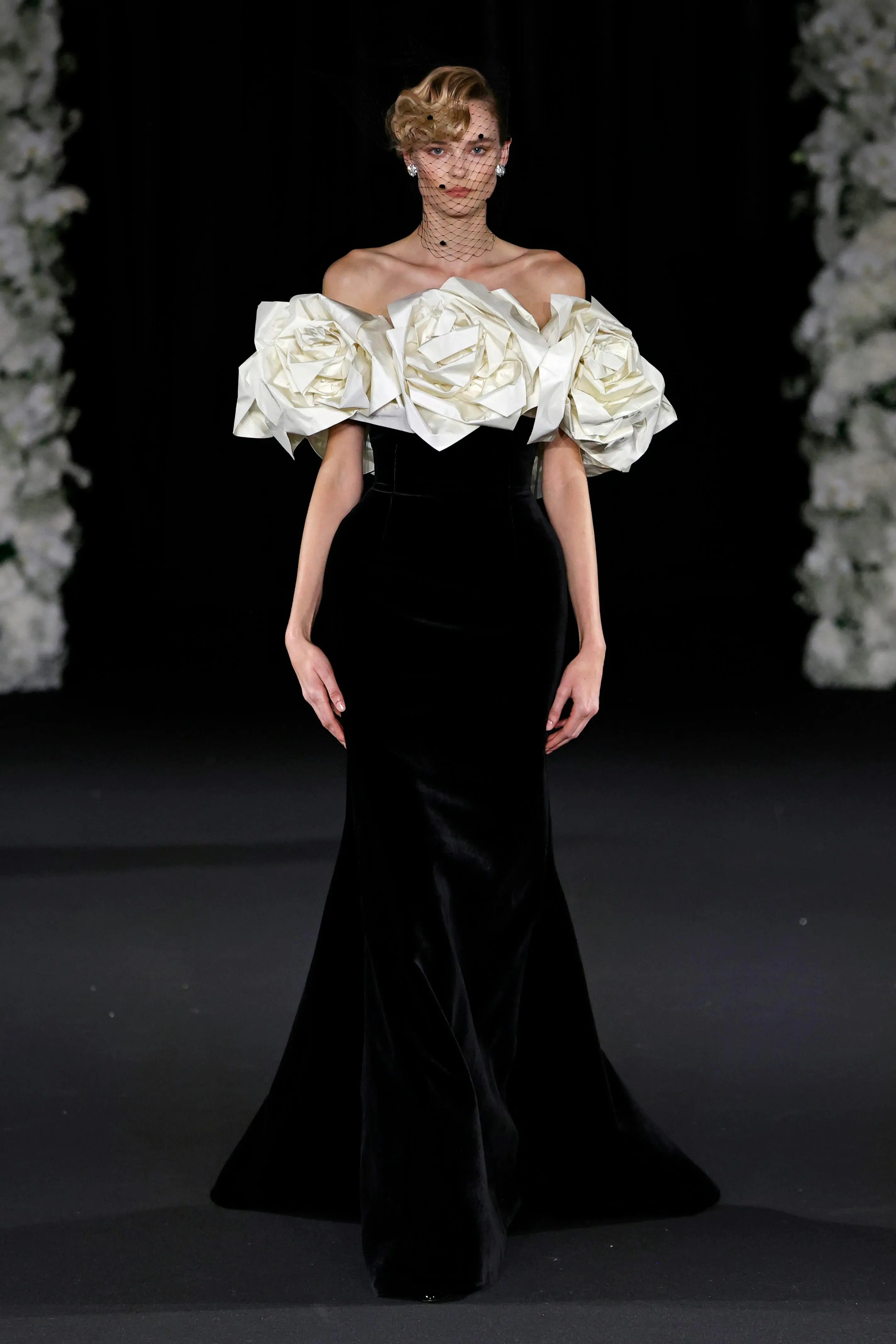 Richard Quinn RTW SS25: Công trình đồ sộ của những chiếc váy cưới cao cấp