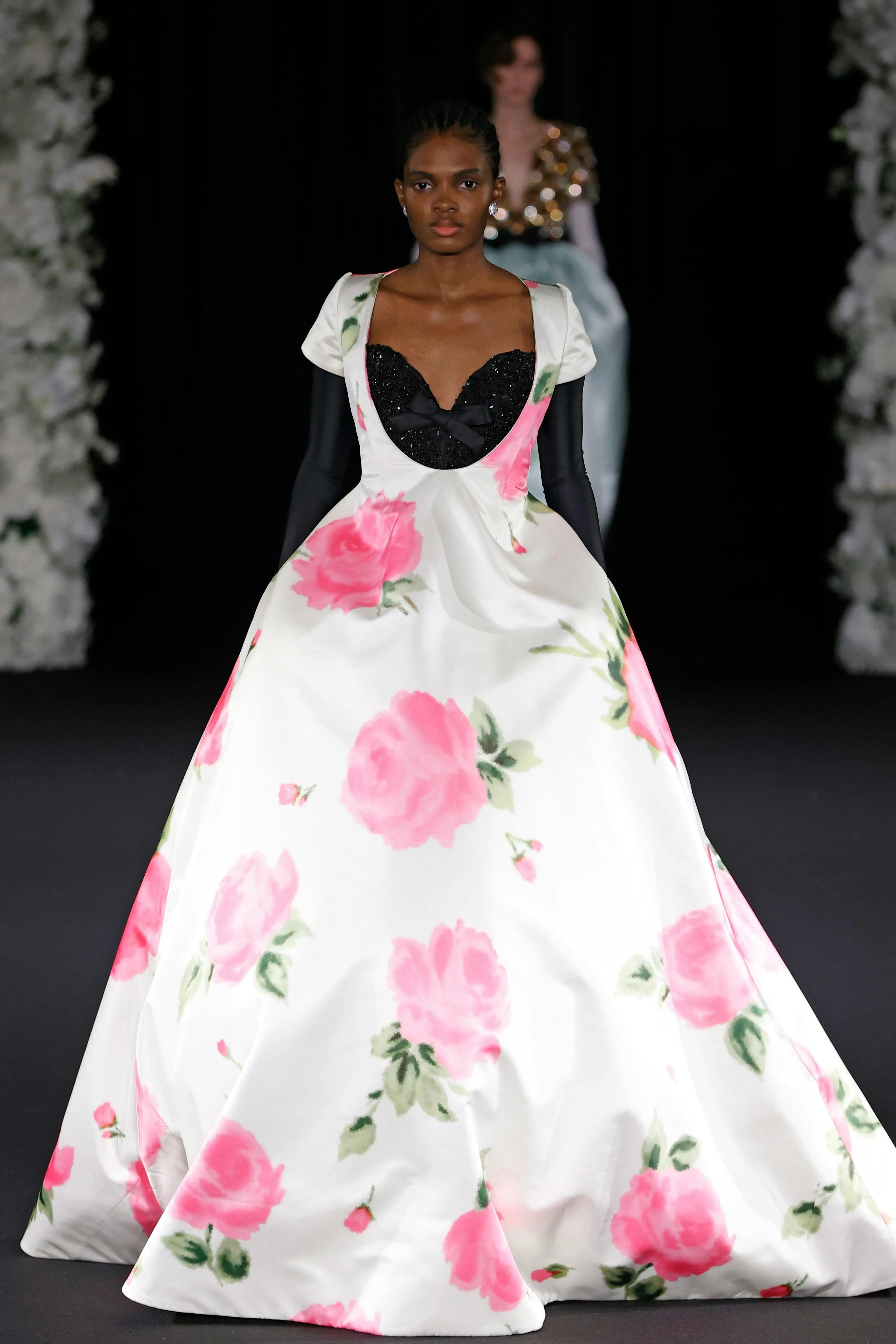 Richard Quinn RTW SS25: Công trình đồ sộ của những chiếc váy cưới cao cấp