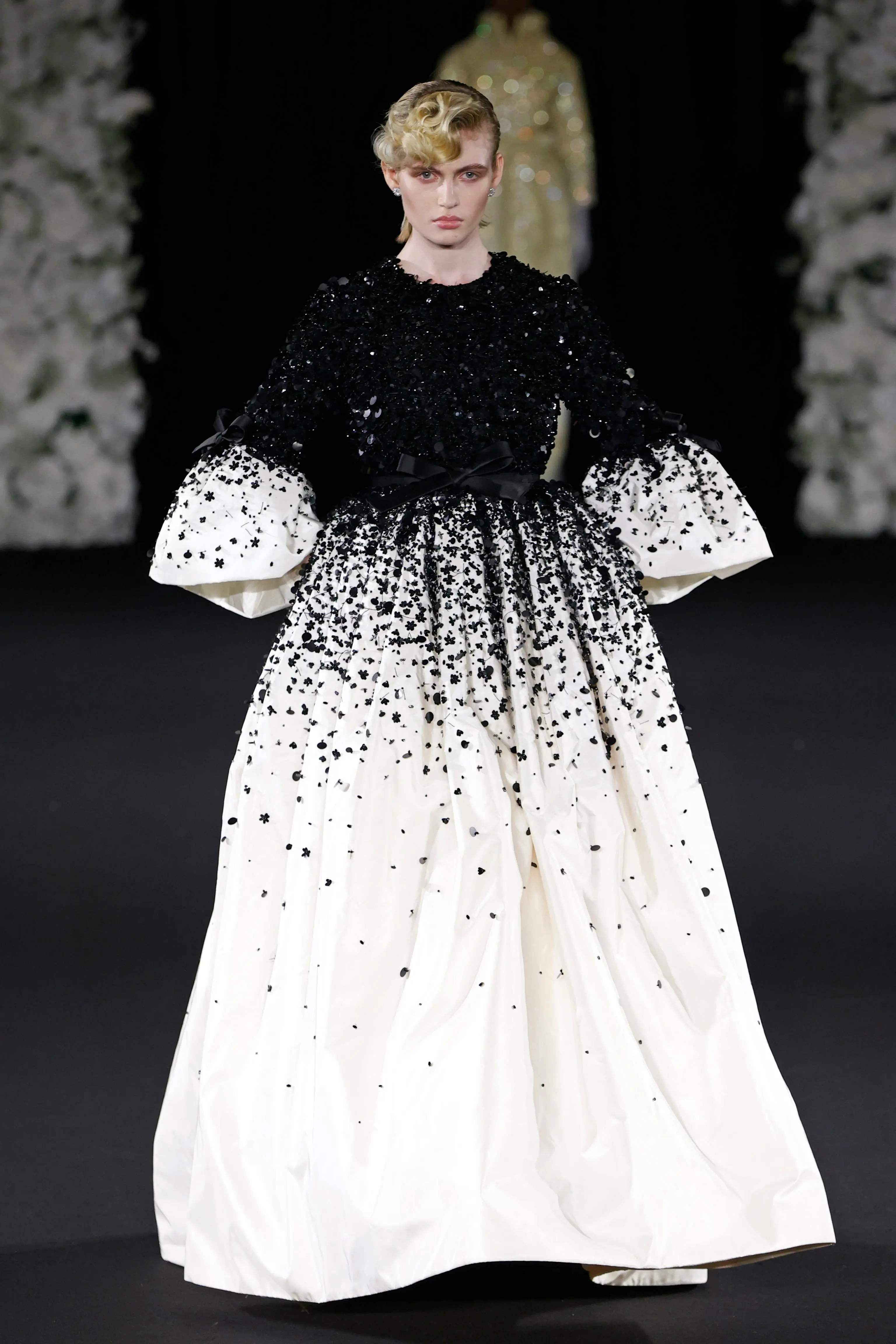 Richard Quinn RTW SS25: Công trình đồ sộ của những chiếc váy cưới cao cấp