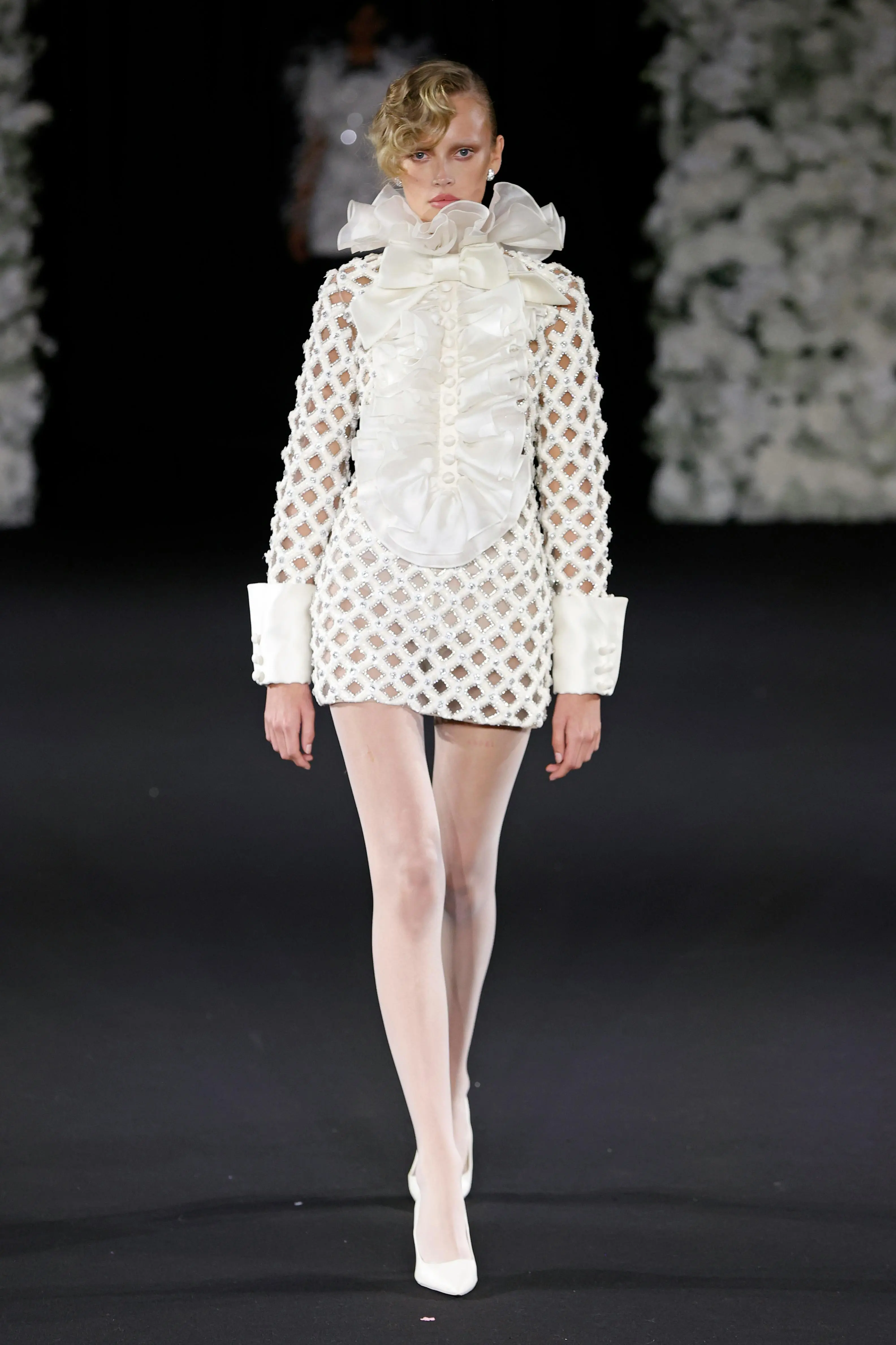 Richard Quinn RTW SS25: Công trình đồ sộ của những chiếc váy cưới cao cấp