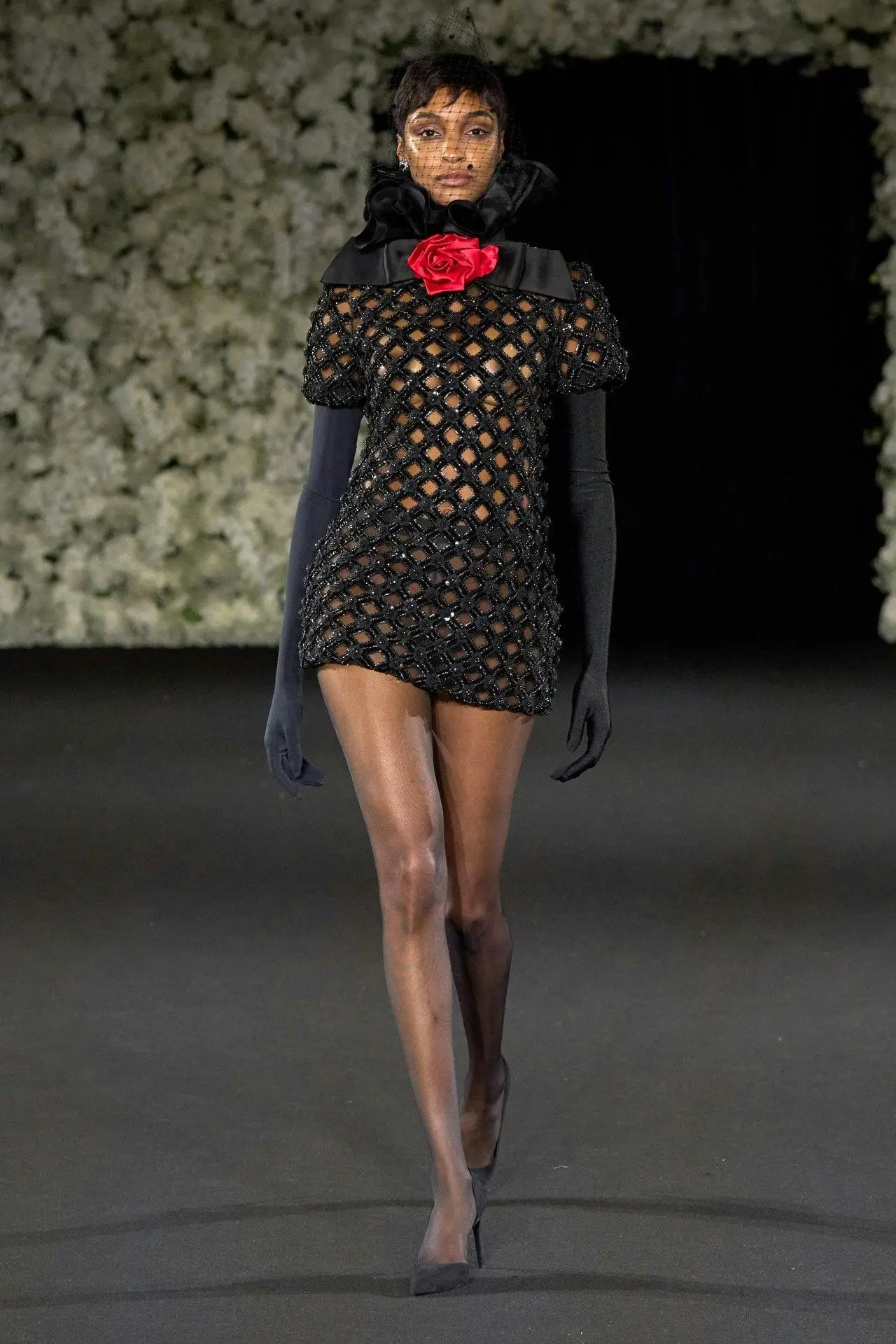 Richard Quinn RTW SS25: Công trình đồ sộ của những chiếc váy cưới cao cấp
