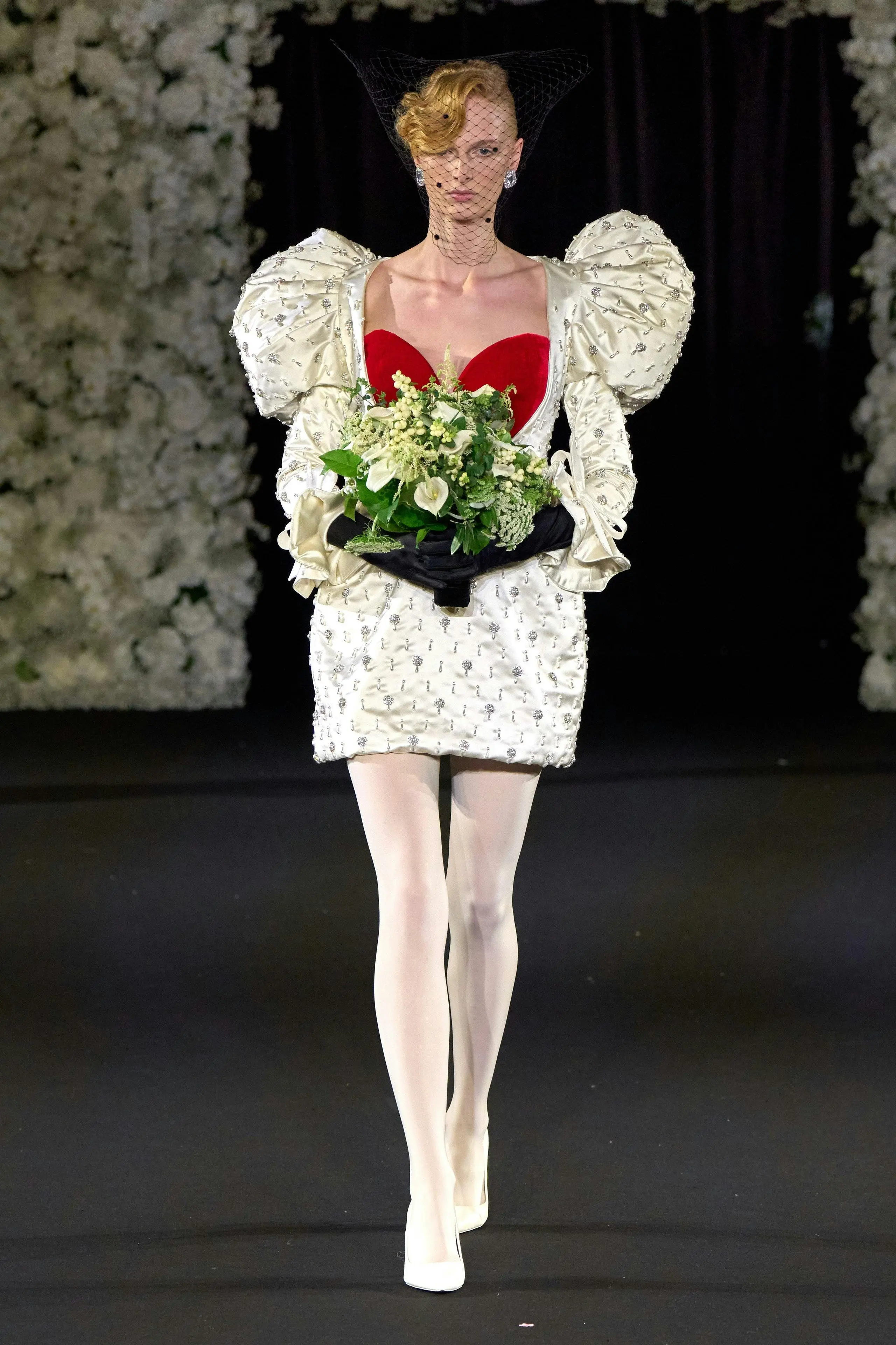 Richard Quinn RTW SS25: Công trình đồ sộ của những chiếc váy cưới cao cấp