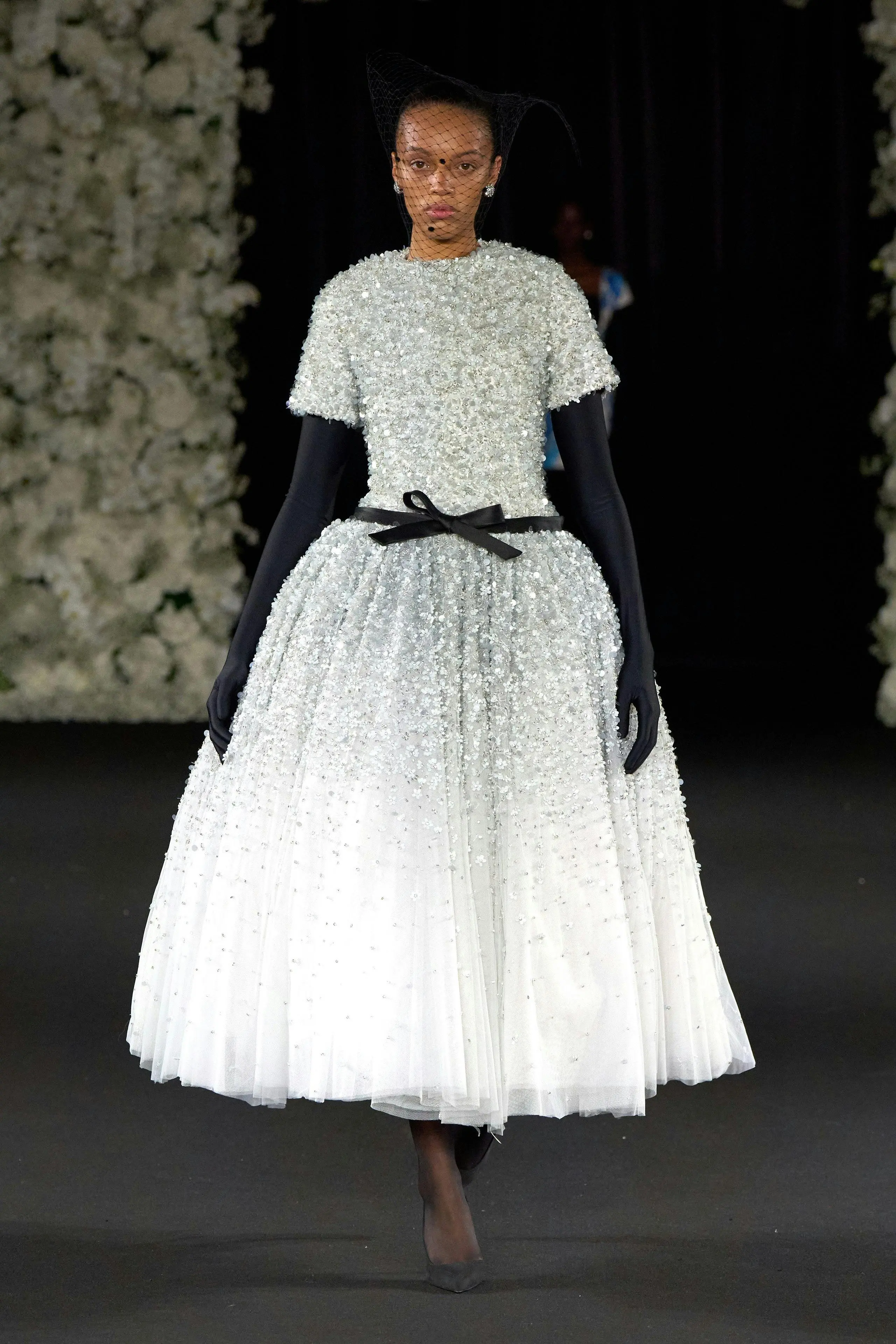 Richard Quinn RTW SS25: Công trình đồ sộ của những chiếc váy cưới cao cấp