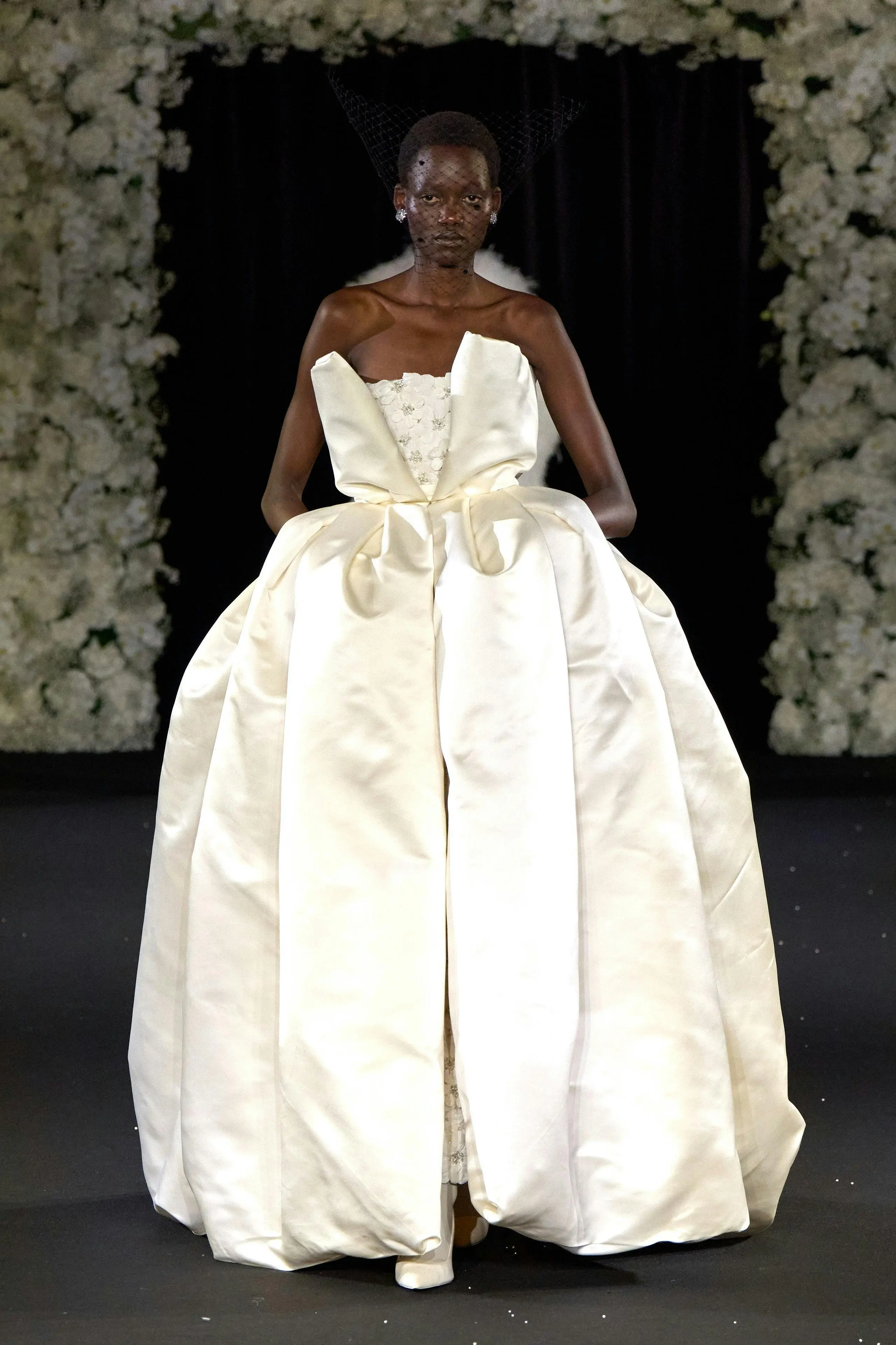 Richard Quinn RTW SS25: Công trình đồ sộ của những chiếc váy cưới cao cấp