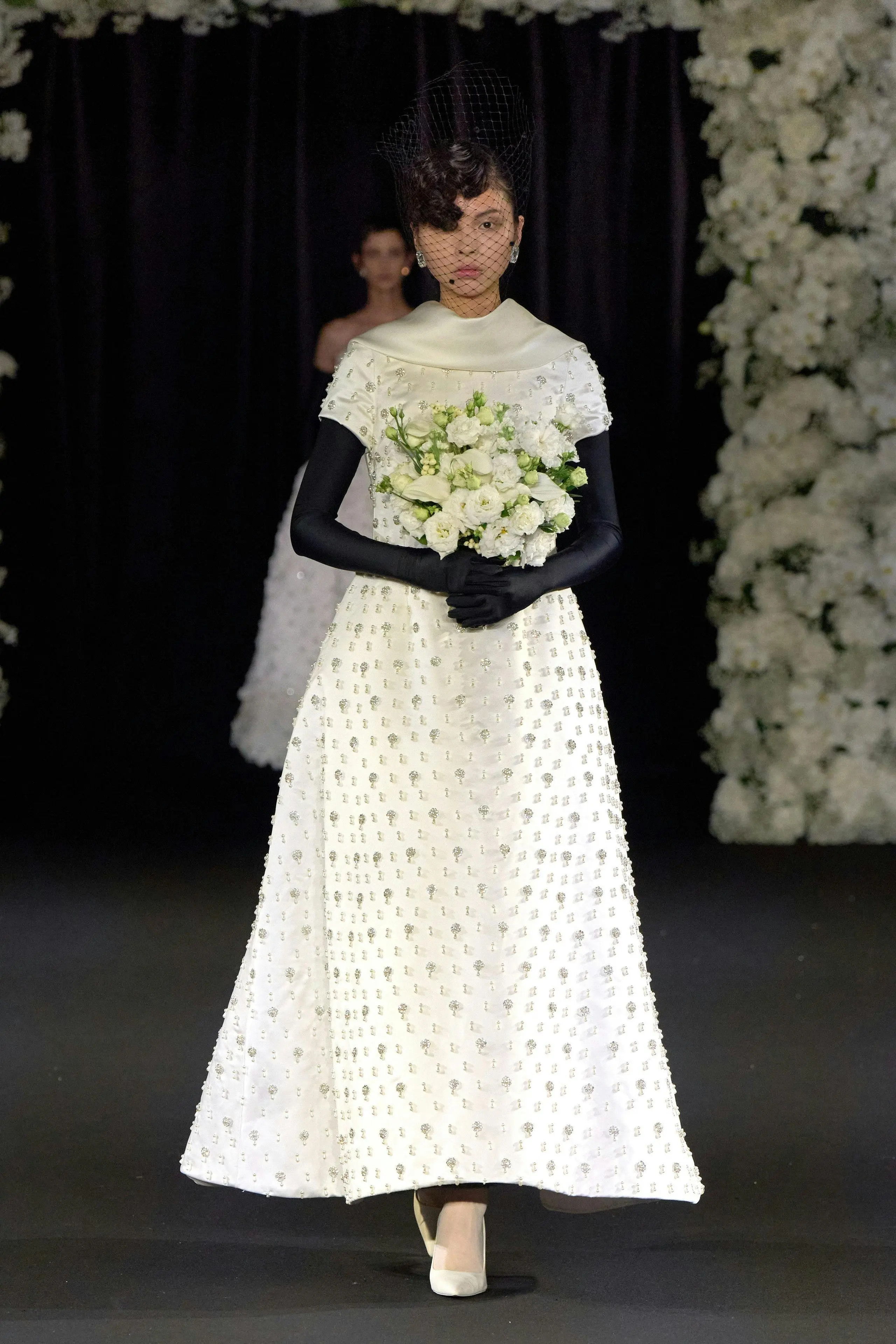 Richard Quinn RTW SS25: Công trình đồ sộ của những chiếc váy cưới cao cấp