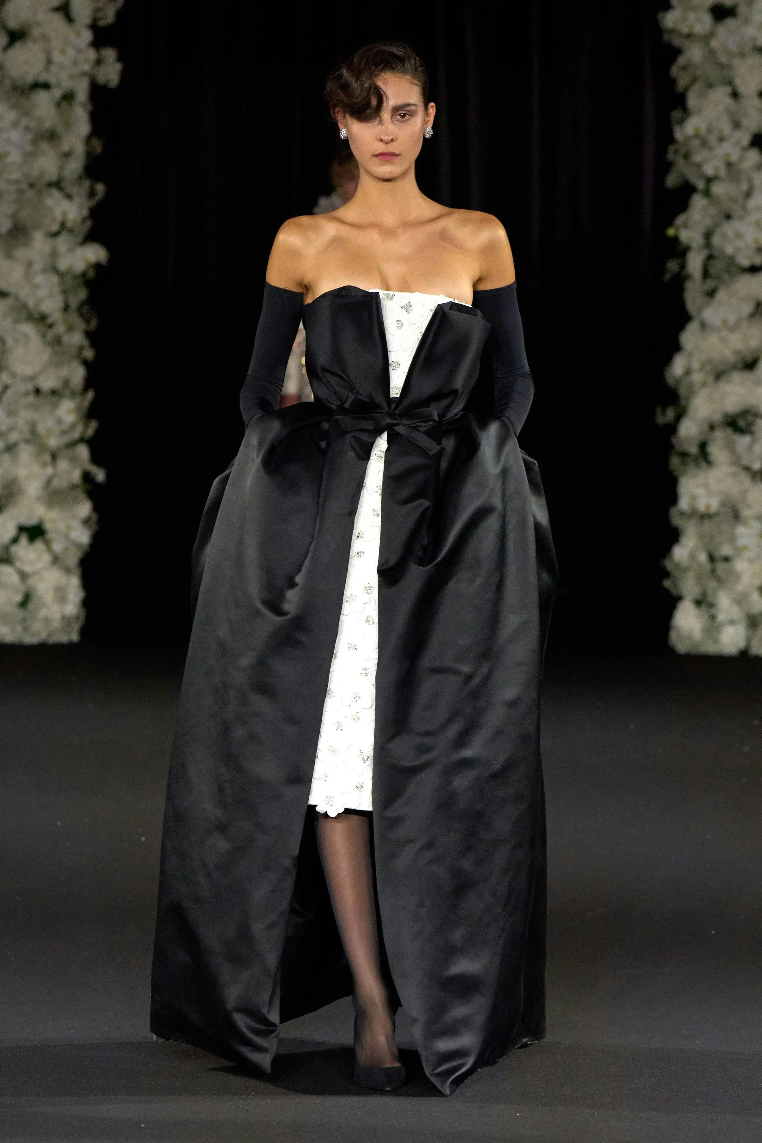 Richard Quinn RTW SS25: Công trình đồ sộ của những chiếc váy cưới cao cấp