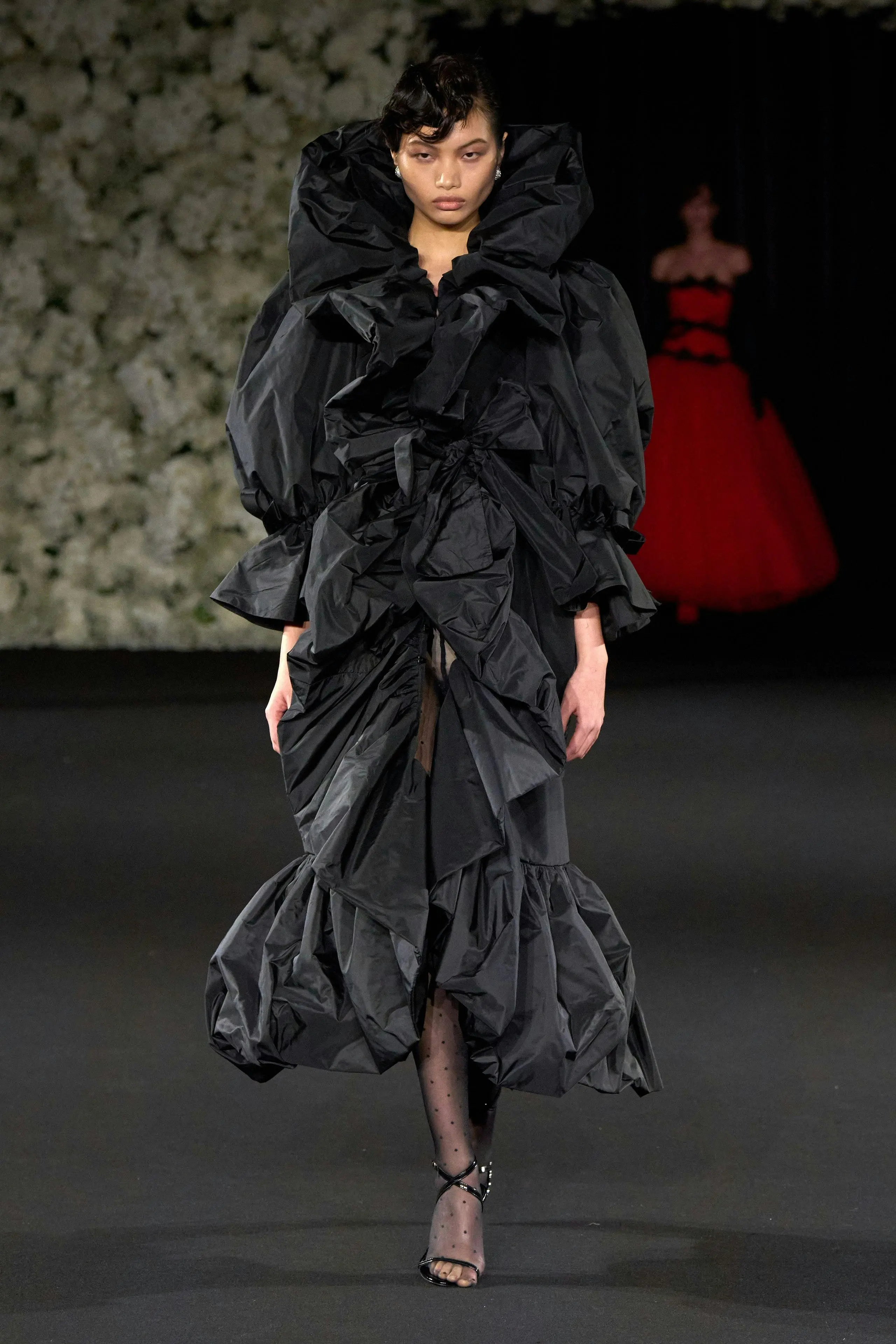 Richard Quinn RTW SS25: Công trình đồ sộ của những chiếc váy cưới cao cấp