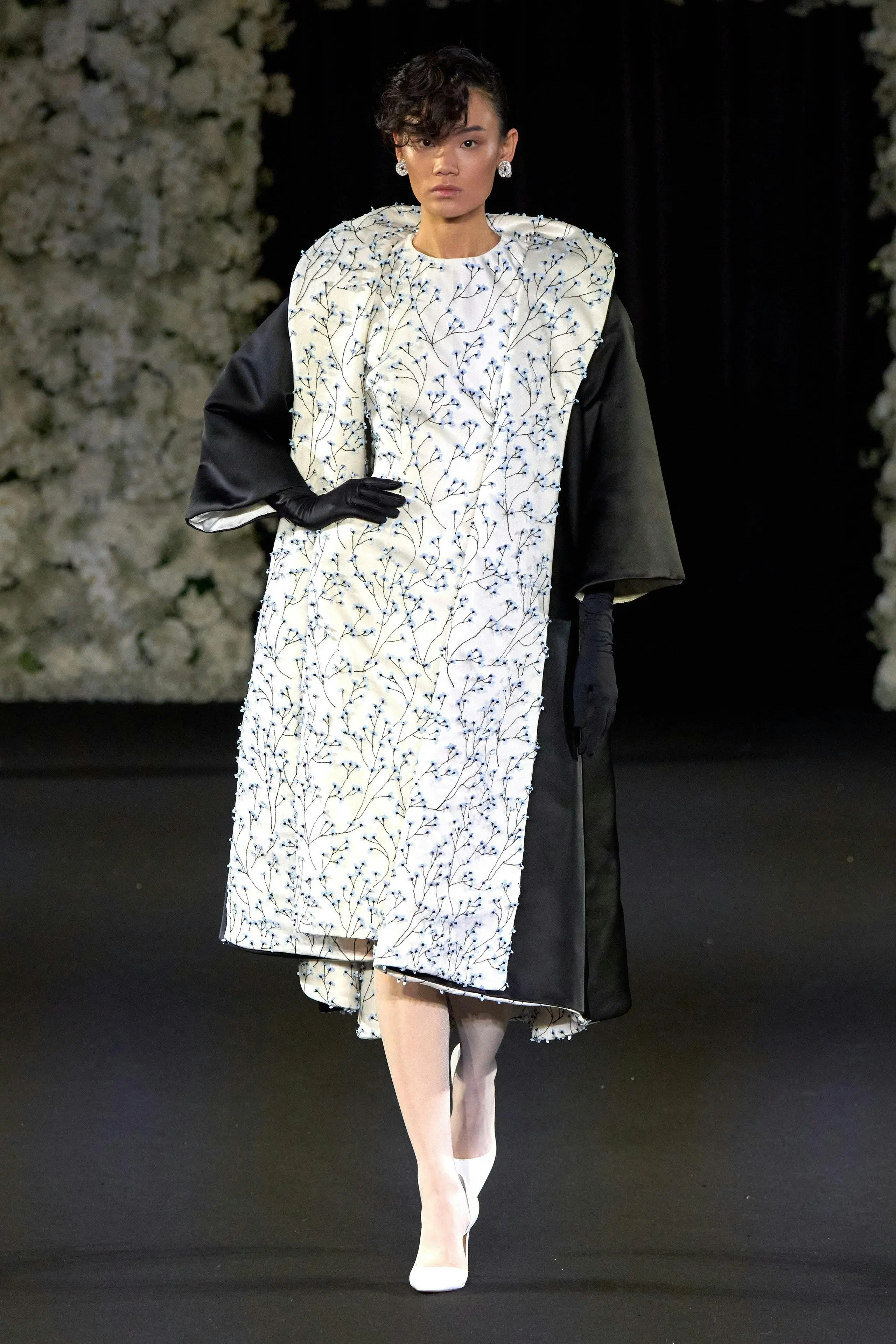 Richard Quinn RTW SS25: Công trình đồ sộ của những chiếc váy cưới cao cấp