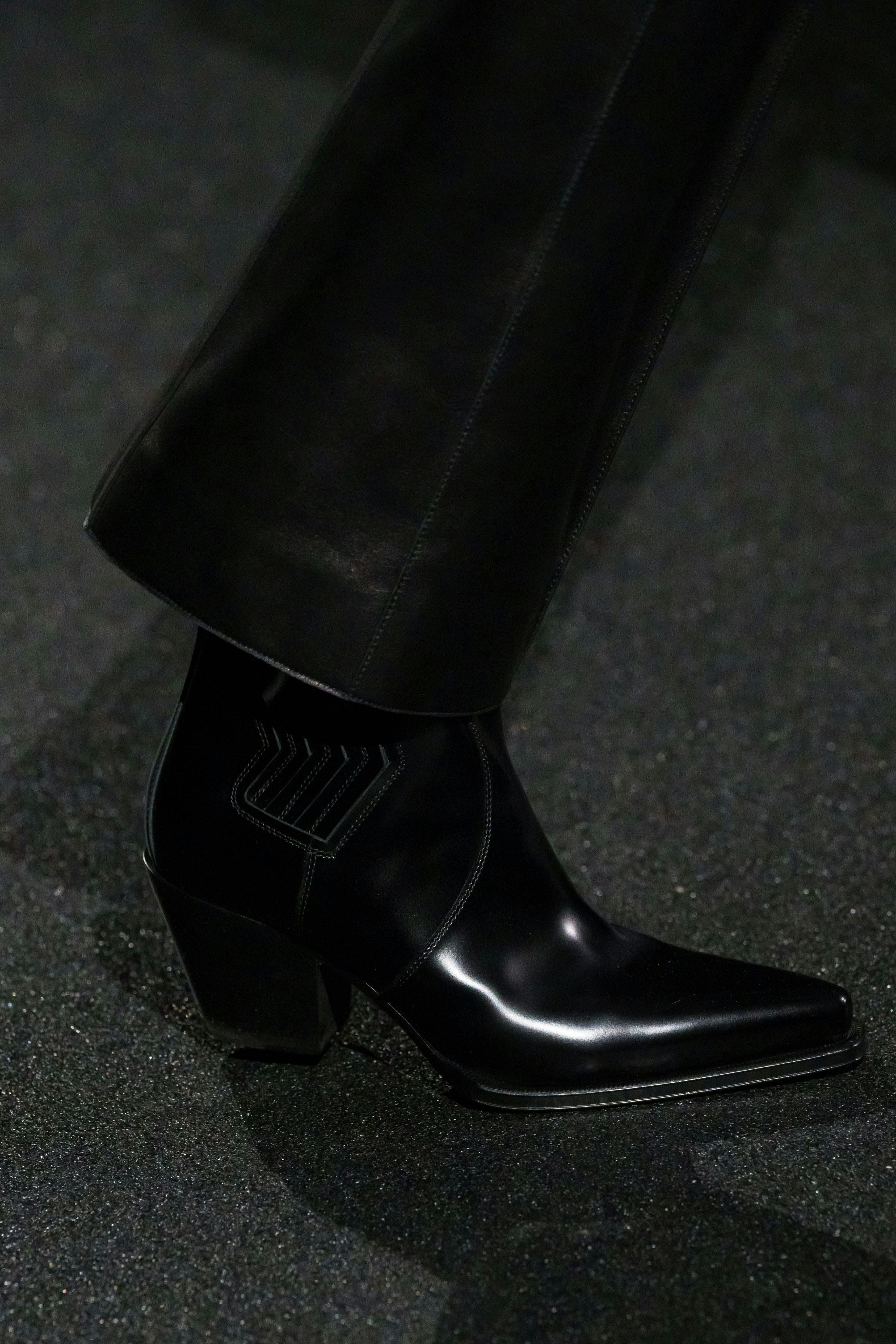 Giày boot đen