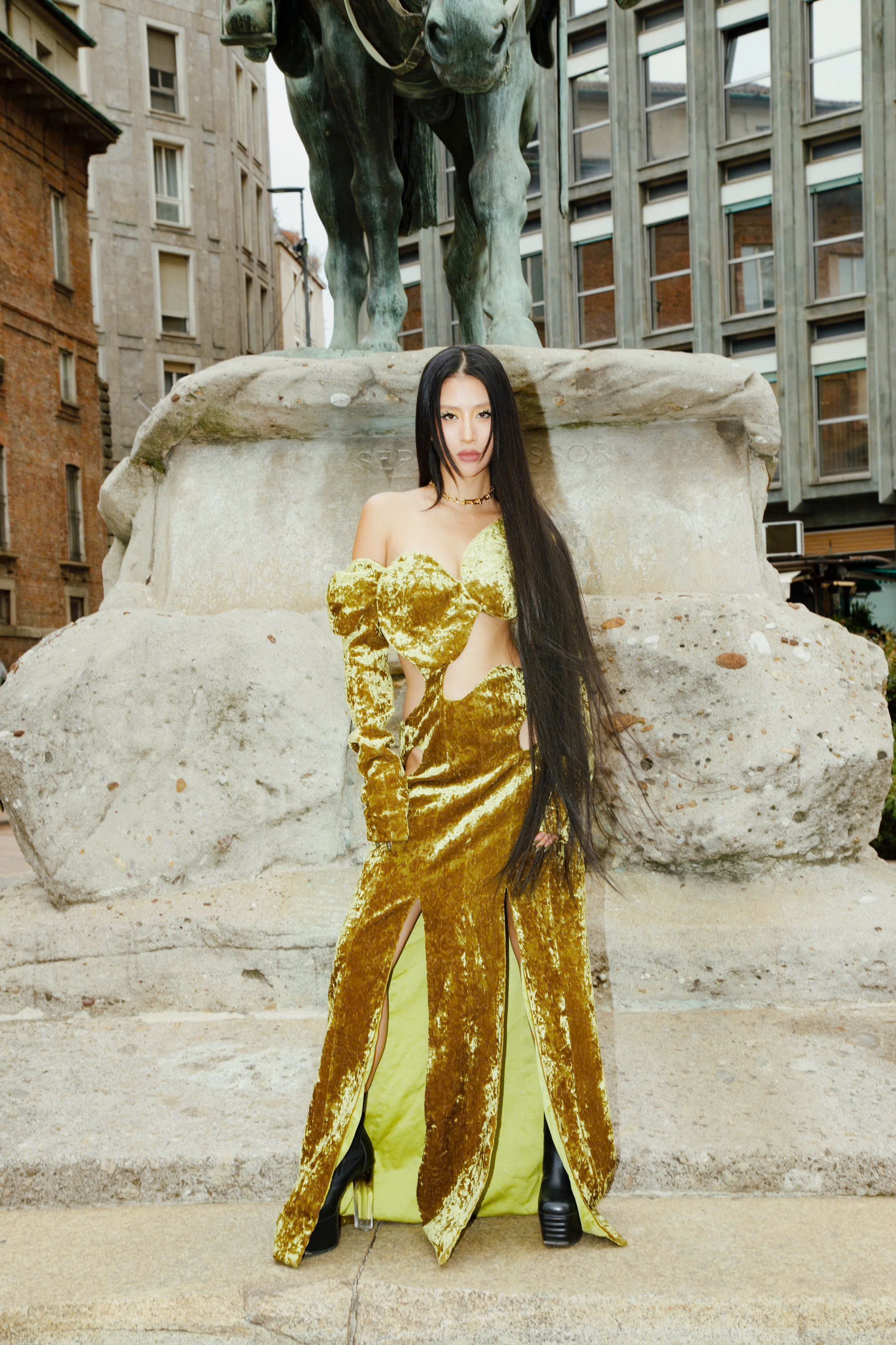Lần đầu tiên có NTK Gen Z Việt làm runway show ở Milan Fashion Week được Anna Wintour khen, khách mời cũng toàn người cool