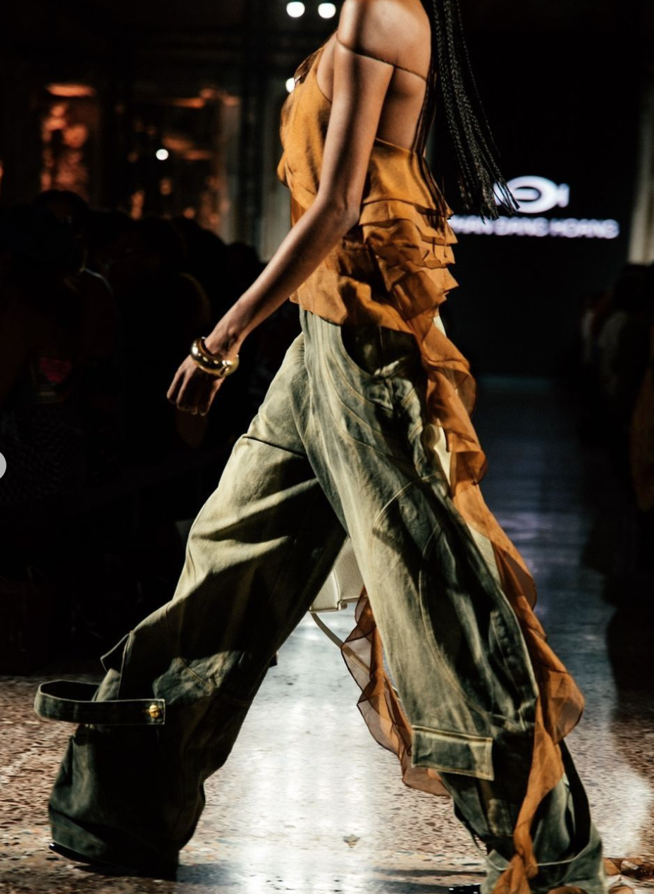Lần đầu tiên có NTK Gen Z Việt làm runway show ở Milan Fashion Week được Anna Wintour khen, khách mời cũng toàn người cool