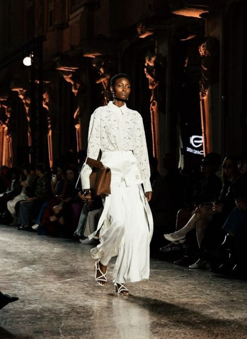Lần đầu tiên có NTK Gen Z Việt làm runway show ở Milan Fashion Week được Anna Wintour khen, khách mời cũng toàn người cool