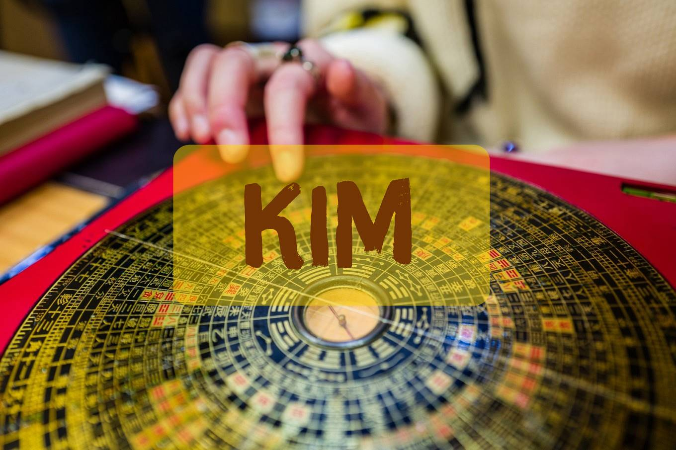 Mệnh kim hợp màu gì