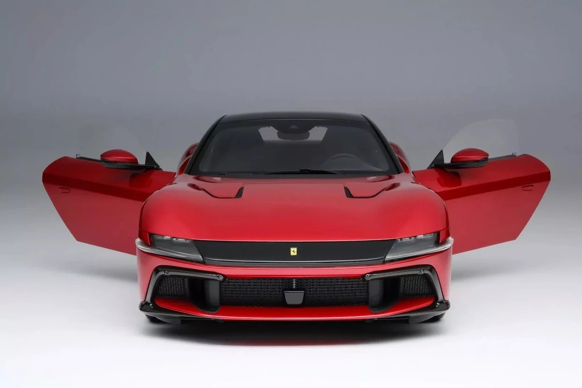 Mô hình siêu xe Ferrari 12Cilindri có giá gần 450 triệu VNĐ