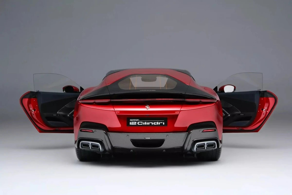Mô hình siêu xe Ferrari 12Cilindri có giá gần 450 triệu VNĐ