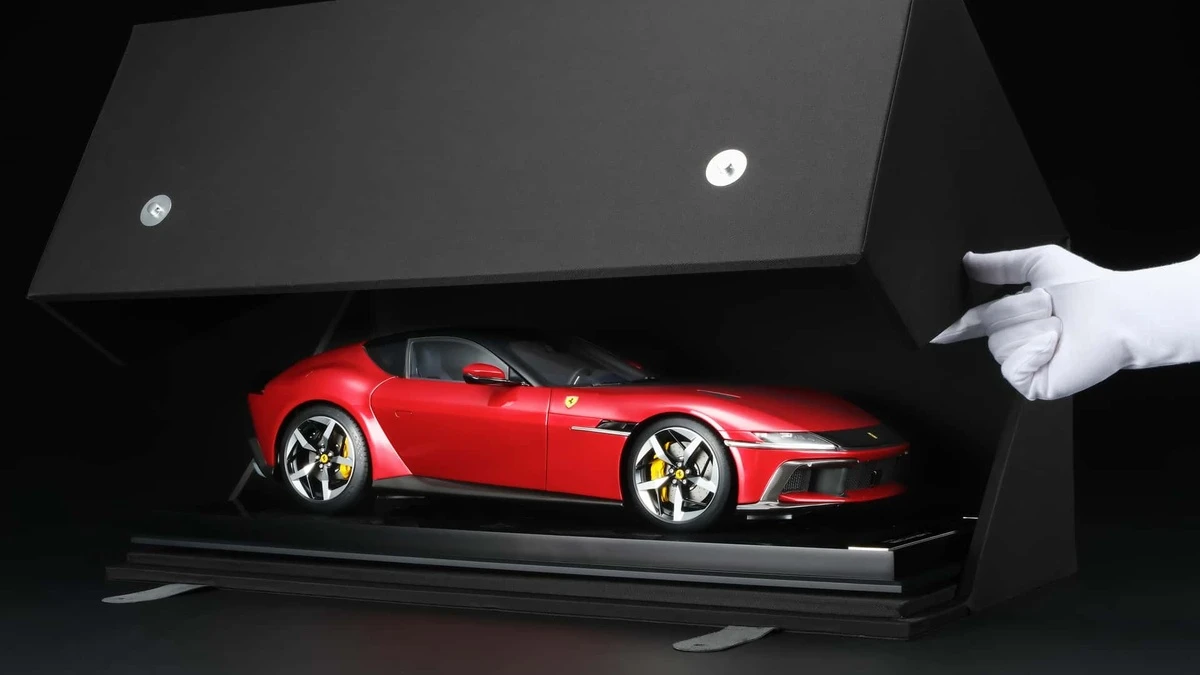 Mô hình siêu xe Ferrari 12Cilindri có giá gần 450 triệu VNĐ