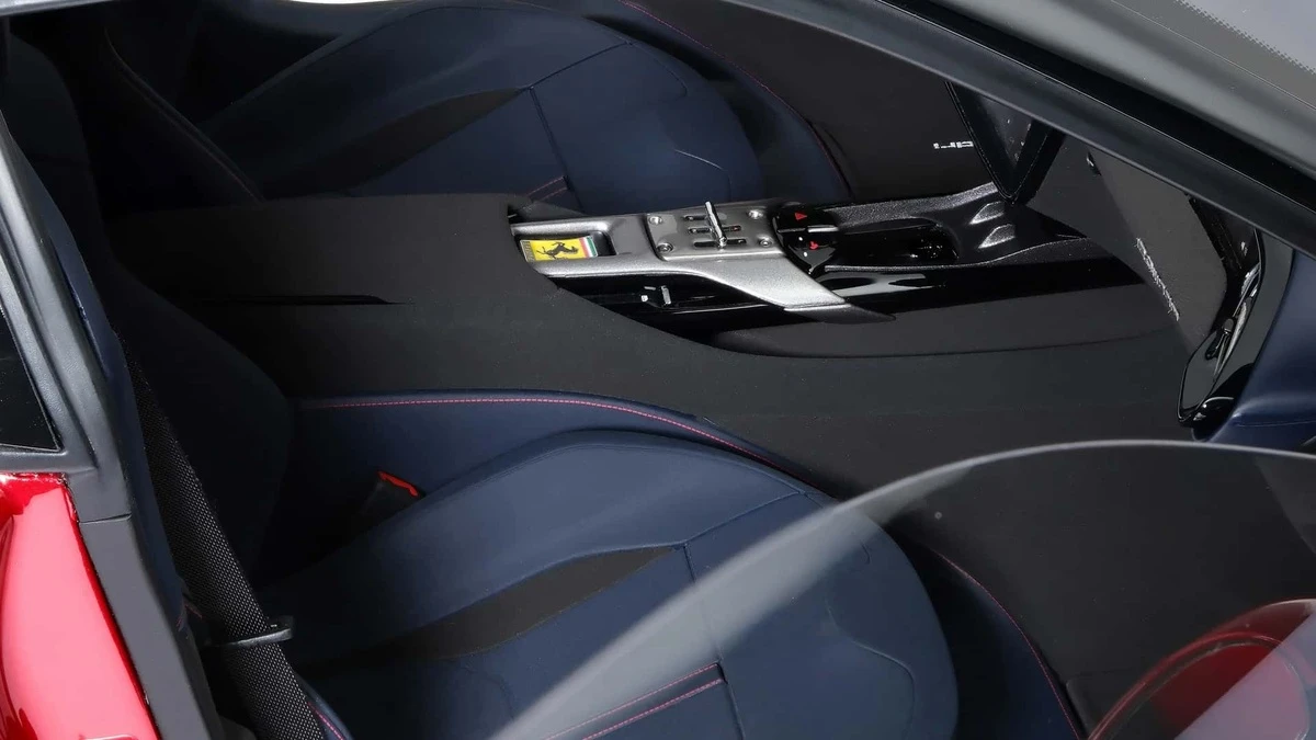 Mô hình siêu xe Ferrari 12Cilindri có giá gần 450 triệu VNĐ