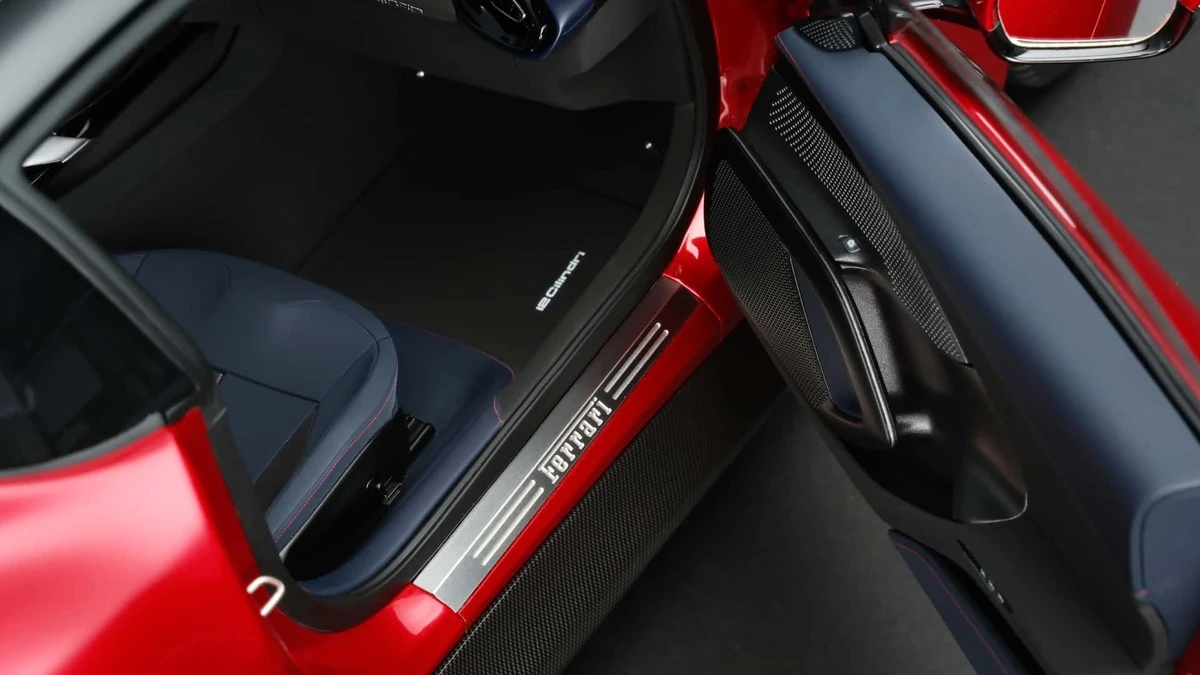 Mô hình siêu xe Ferrari 12Cilindri có giá gần 450 triệu VNĐ