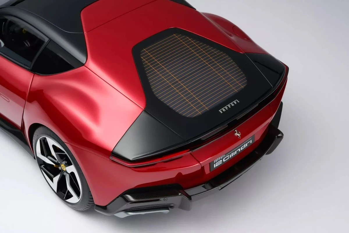 Mô hình siêu xe Ferrari 12Cilindri có giá gần 450 triệu VNĐ