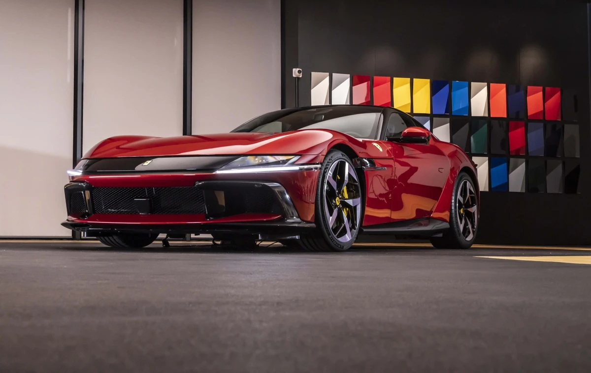 Mô hình siêu xe Ferrari 12Cilindri có giá gần 450 triệu VNĐ